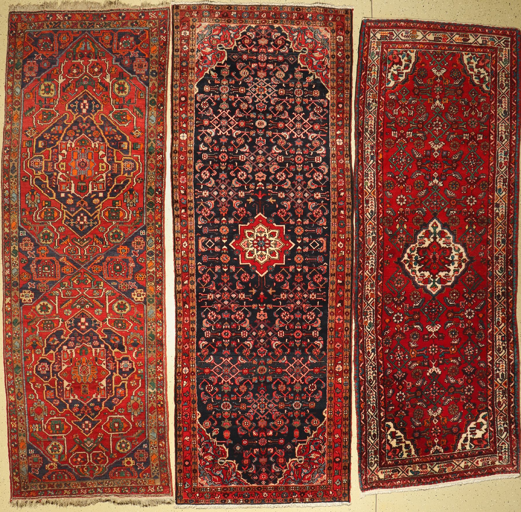 3 Persische Läufer, 2 Hosseinabad und 1 Meschgin, ca. 50 Jahre, Wolle auf Baumwolle, ca. 320 x 115 cm, EHZ: 2-3