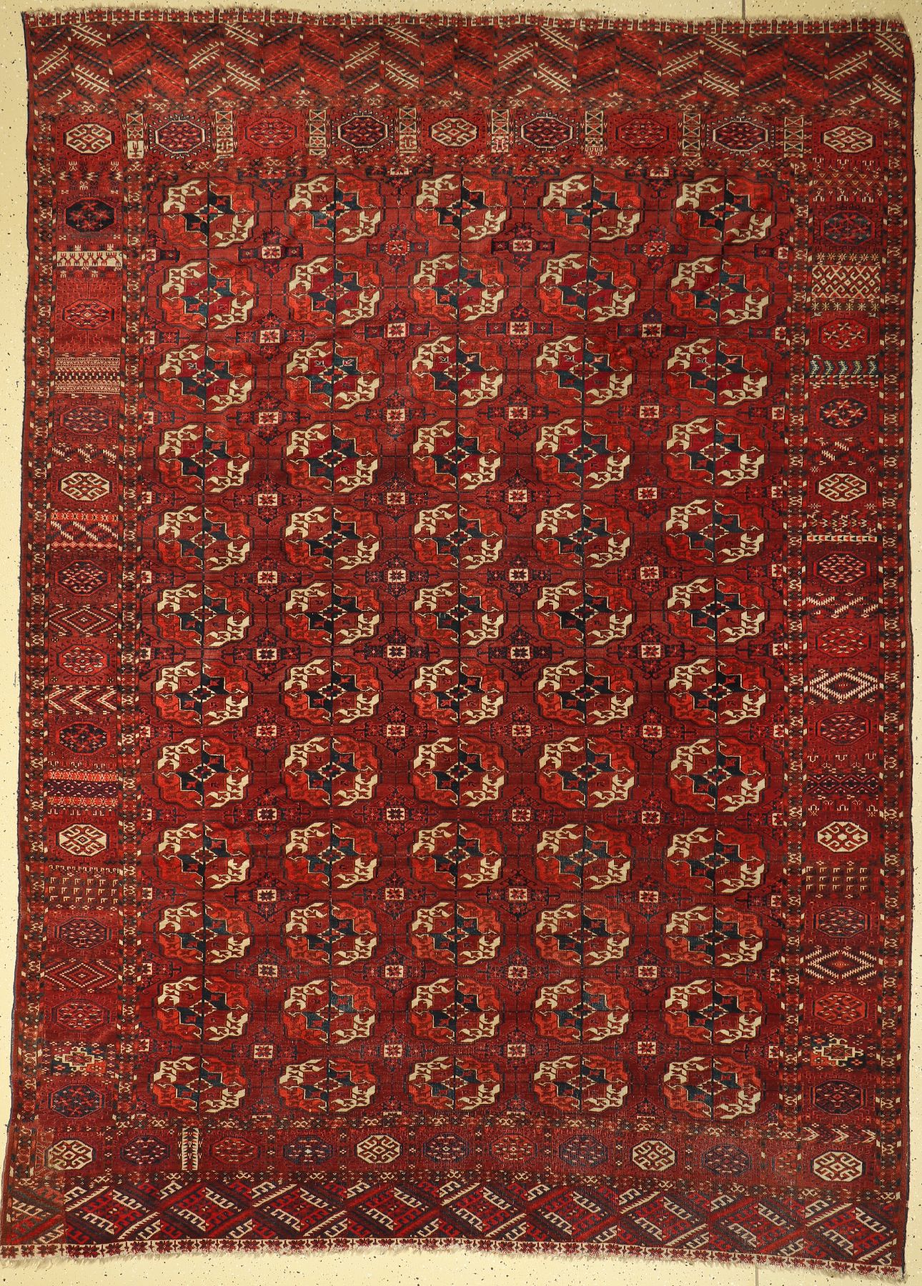 Tekke Hauptteppich, Turkmenistan, um 1910, Wolle auf Wolle, ca. 304 x 218 cm, EHZ: 3-4