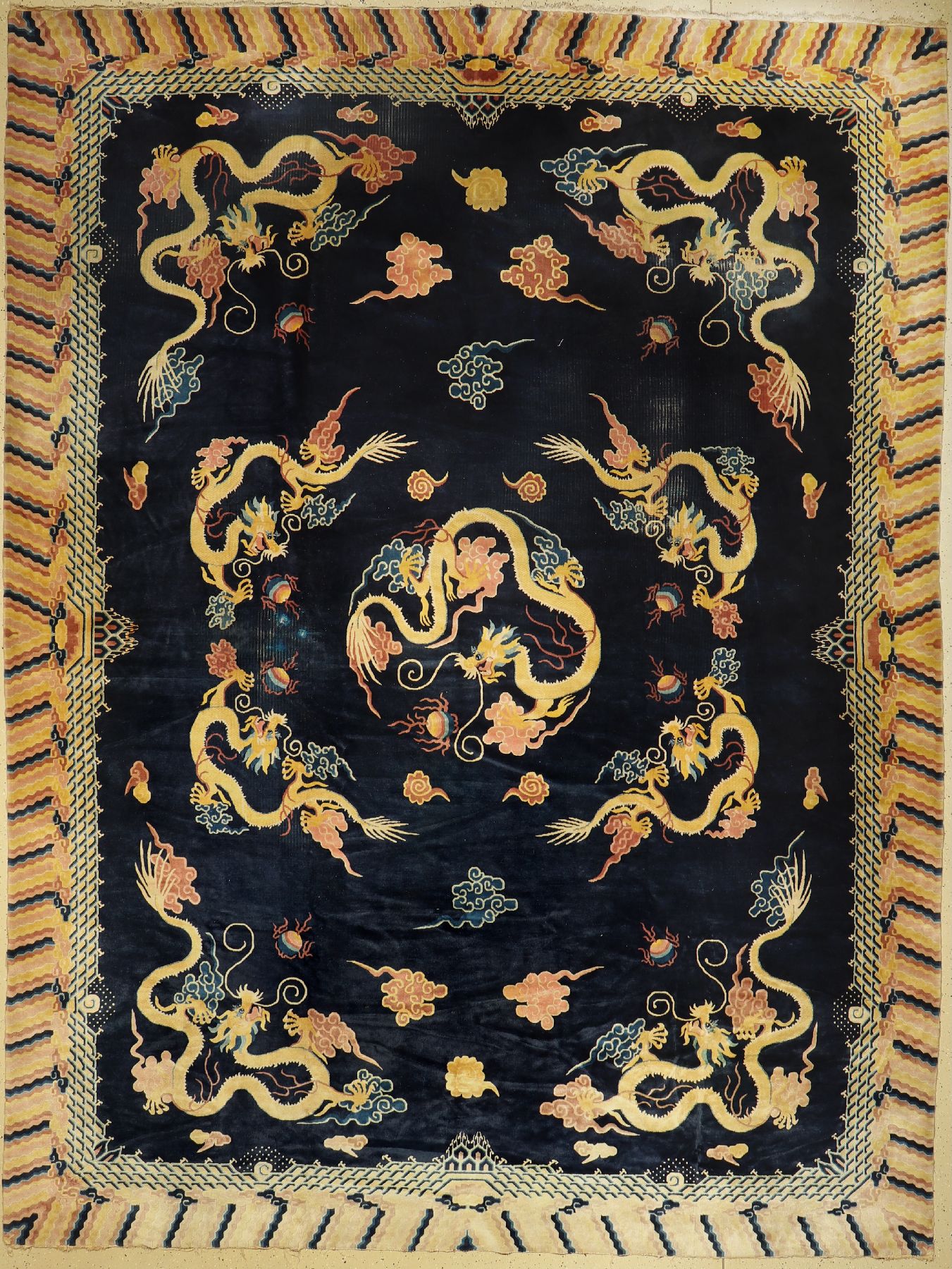 Peking Drachenteppich, China, um 1920, Wolle auf Baumwolle, ca. 400 x 305 cm, EHZ: 5-6