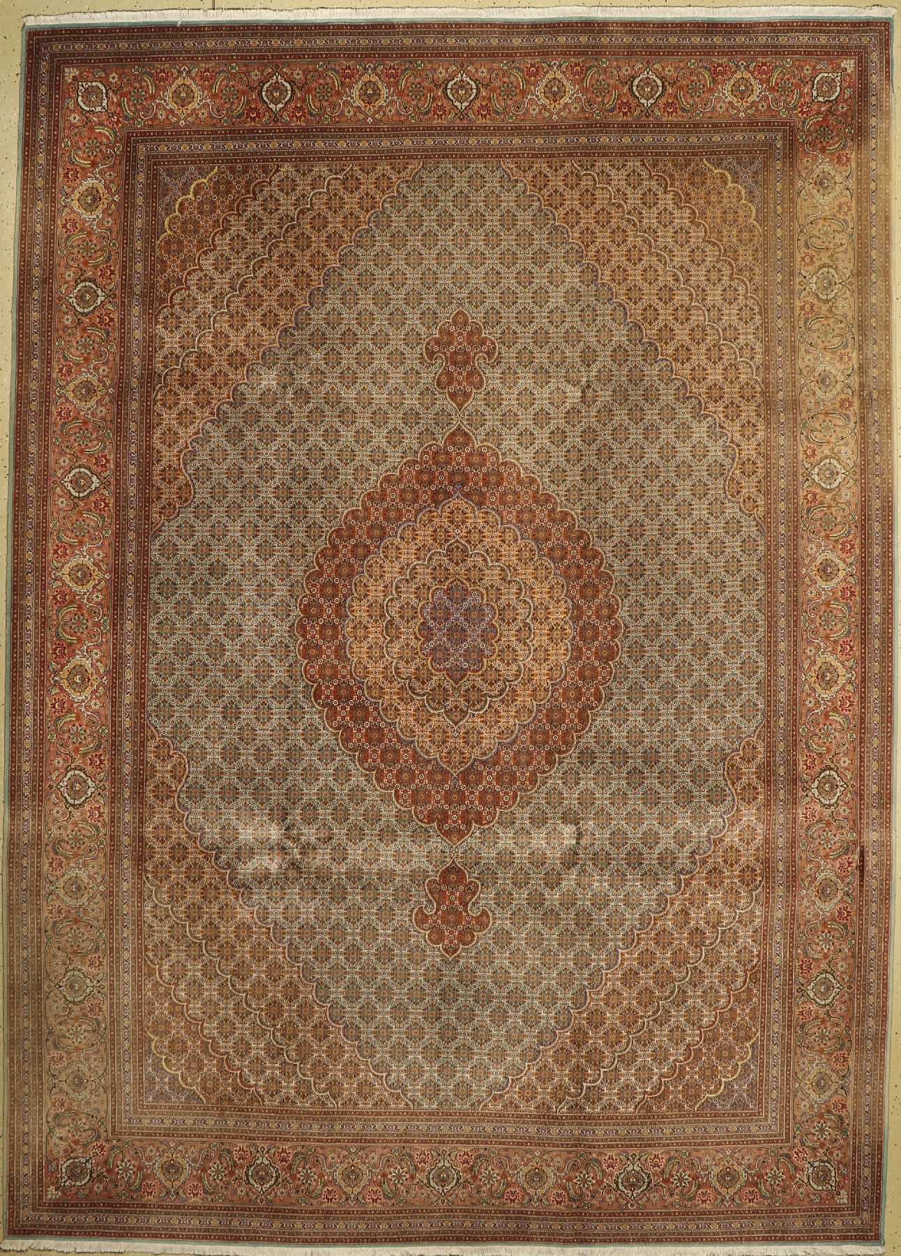 Täbriz fein(50 Raj), Persien, ca. 50 Jahre,Korkwolle mit Seide, ca. 350 x 250 cm, EHZ: 2 (Rändern leicht beschädigt,verblasst).