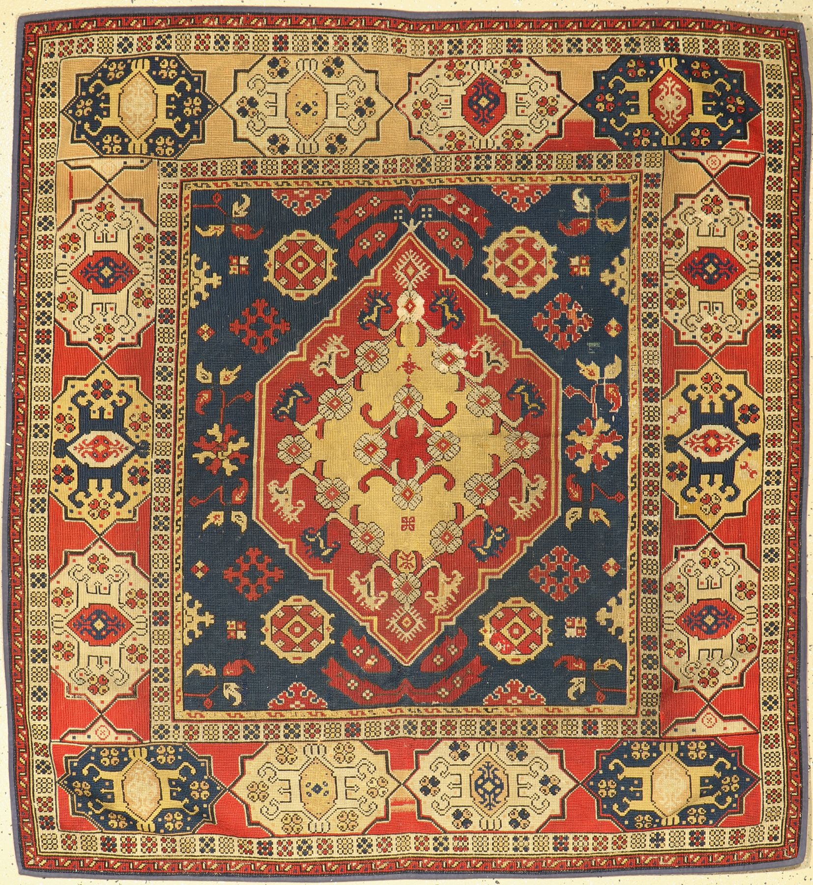 Petit Point alt, Europa, um 1940, Wolle aufWolle, ca. 160 x 147 cm, EHZ: 3, verschmutzt