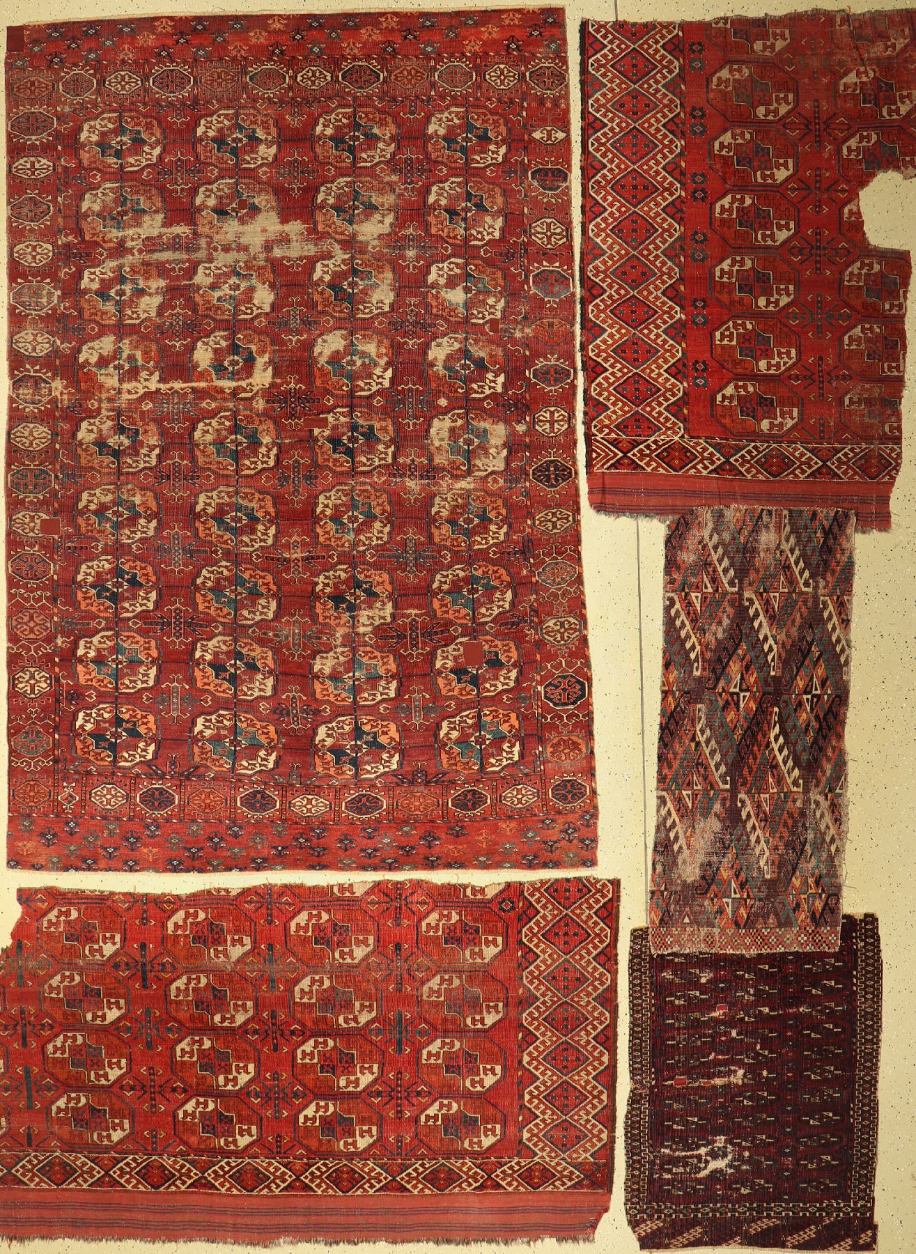 Konvolut aus 5 Lots, Turkmenistan, 19. Jhd,Wolle auf Wolle, ca. 260 x 170 cm(Grösster), EHZ: fragmente