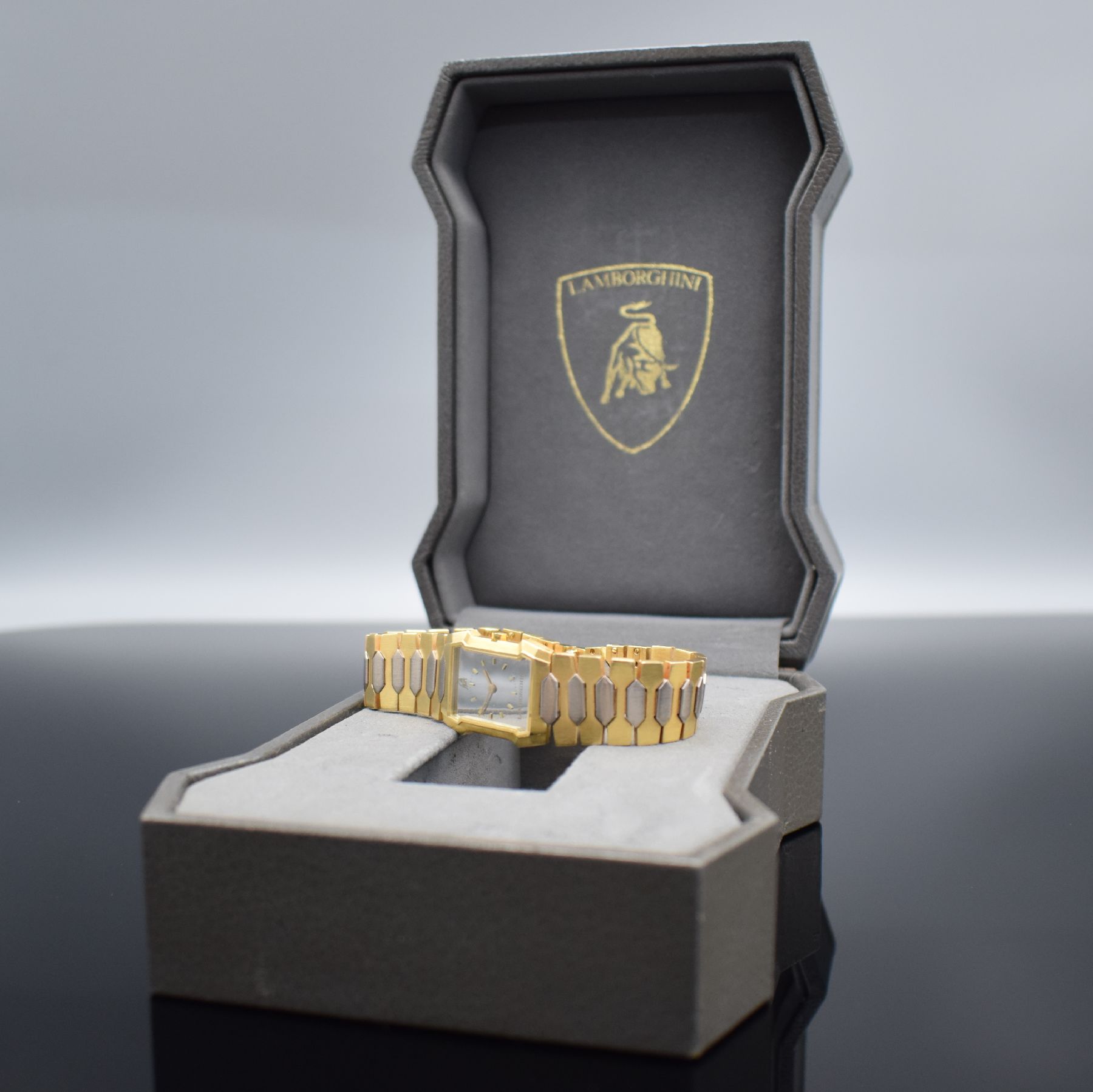 Detail g: LAMBORGHINI Damenarmbanduhr in GG 750/000, Schweiz um 1980, quarz, Boden 8-fach verschr., orig. Gliederband in GG & WG 750/000, Spiegel-Zifferbl. m. ...
