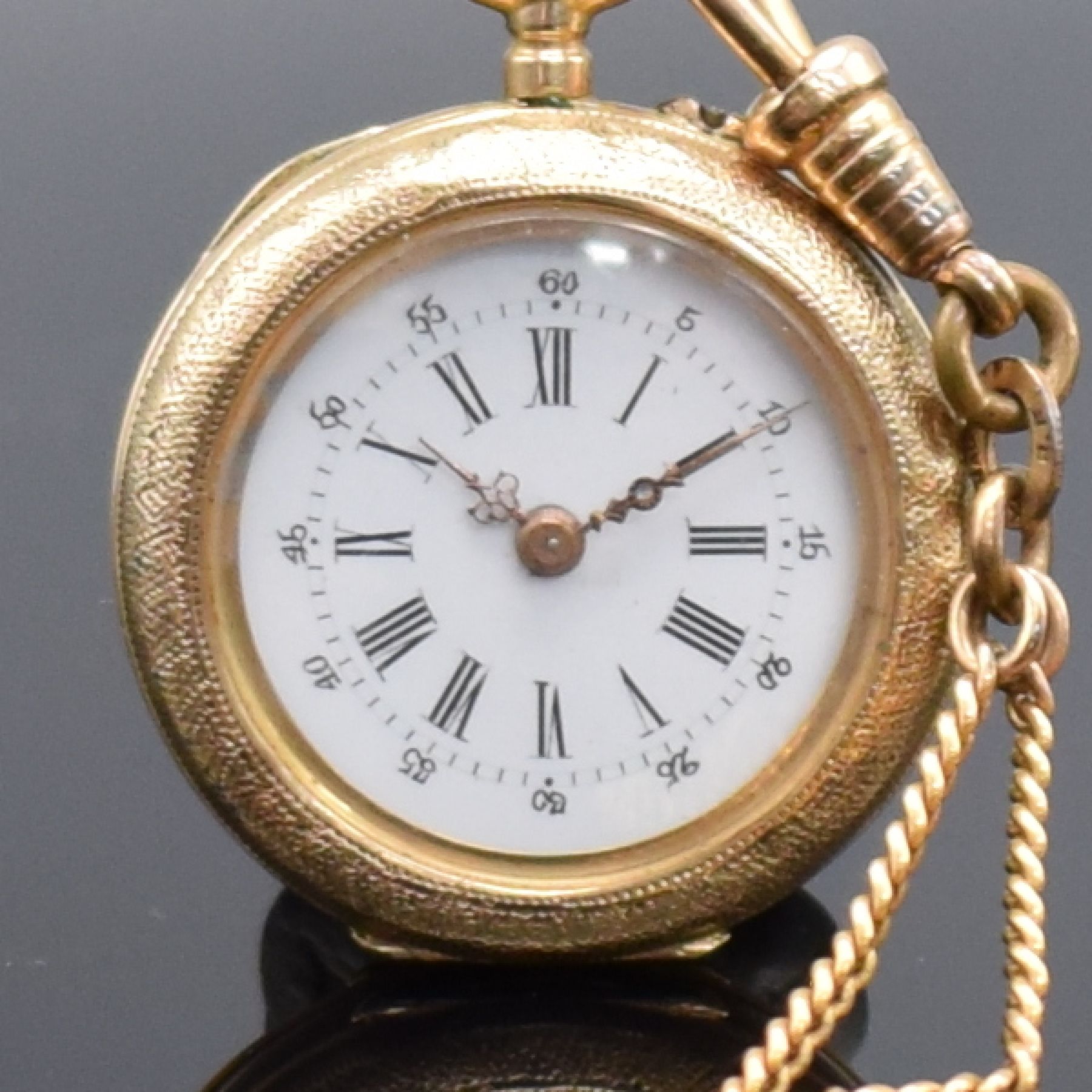 Detail a: Offene Damentaschenuhr in GG 585/000 mit Metallkette, Schweiz um 1890, guill. Geh. dell., Metallcuvette, Rückdeckel floral emailliert m. ...