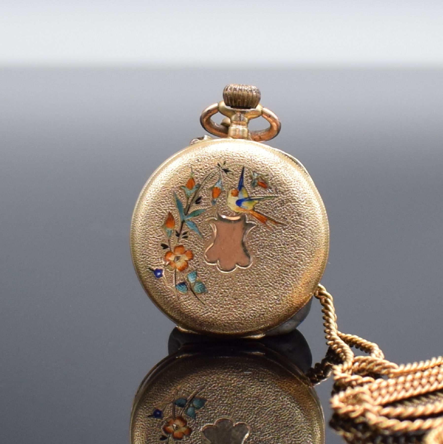 Detail c: Offene Damentaschenuhr in GG 585/000 mit Metallkette, Schweiz um 1890, guill. Geh. dell., Metallcuvette, Rückdeckel floral emailliert m. ...