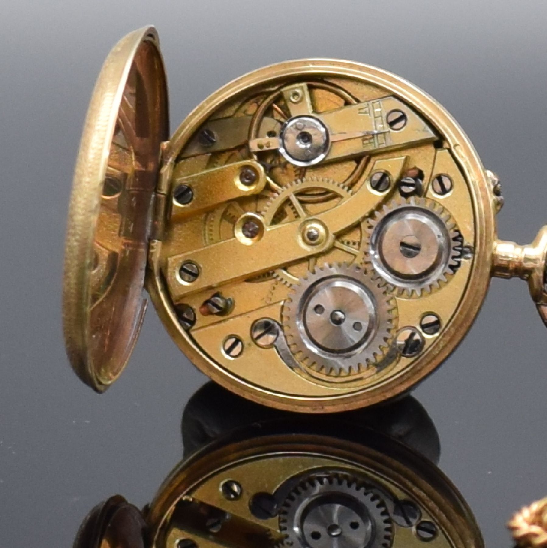 Detail d: Offene Damentaschenuhr in GG 585/000 mit Metallkette, Schweiz um 1890, guill. Geh. dell., Metallcuvette, Rückdeckel floral emailliert m. ...