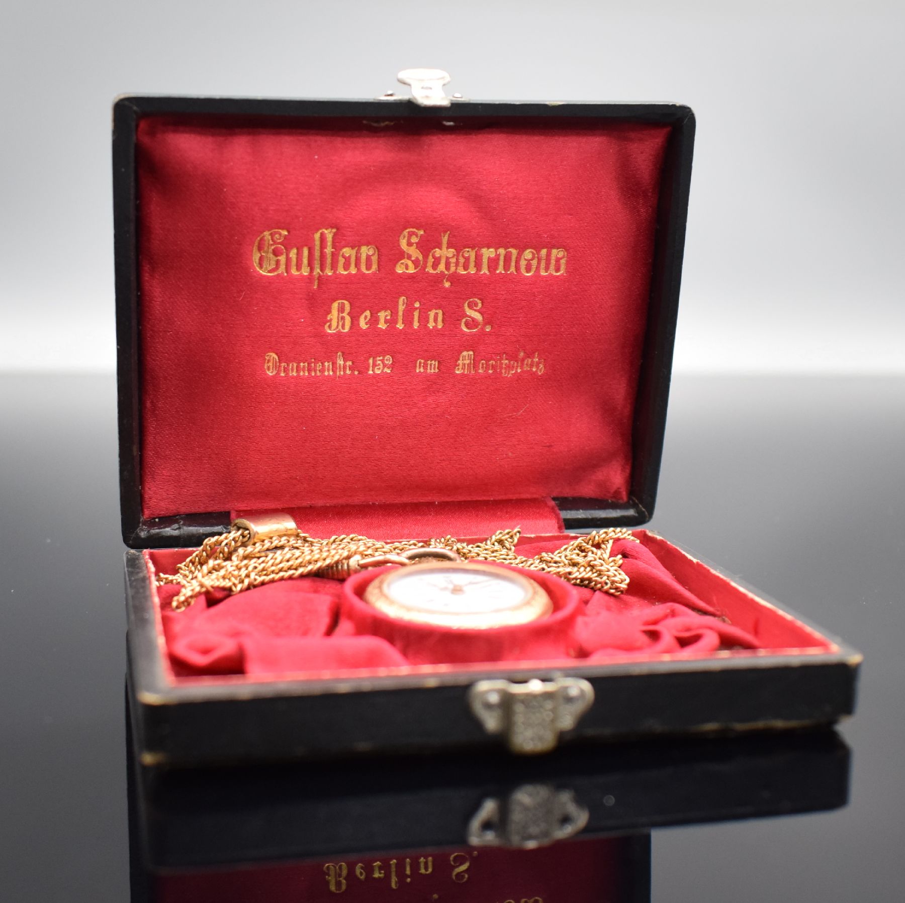 Detail e: Offene Damentaschenuhr in GG 585/000 mit Metallkette, Schweiz um 1890, guill. Geh. dell., Metallcuvette, Rückdeckel floral emailliert m. ...
