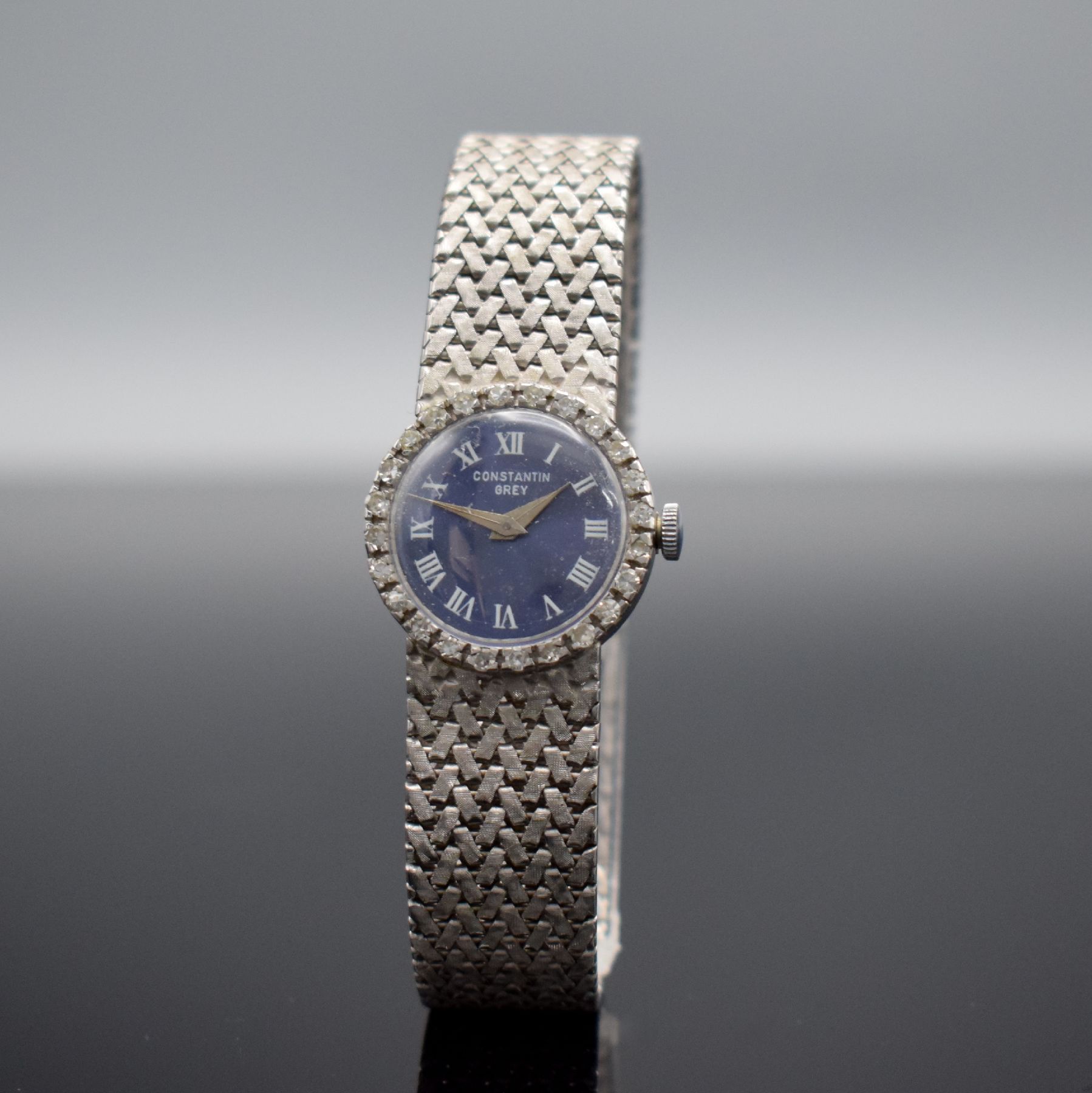 Detail a: CONSTANTIN GREY Damenarmbanduhr mit Diamantbesatz in WG 750/000, Schweiz um 1965, Handaufzug, Geh. an Weißgoldband 750/000, Boden aufgedr., blaues ...