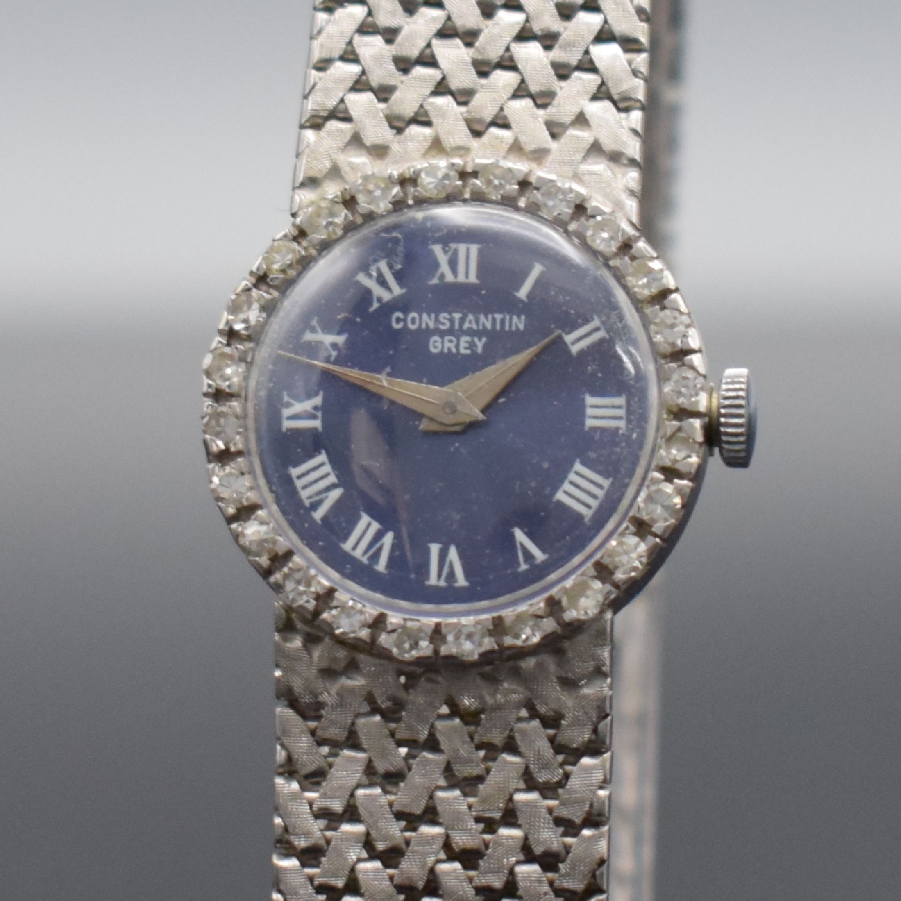 Detail b: CONSTANTIN GREY Damenarmbanduhr mit Diamantbesatz in WG 750/000, Schweiz um 1965, Handaufzug, Geh. an Weißgoldband 750/000, Boden aufgedr., blaues ...