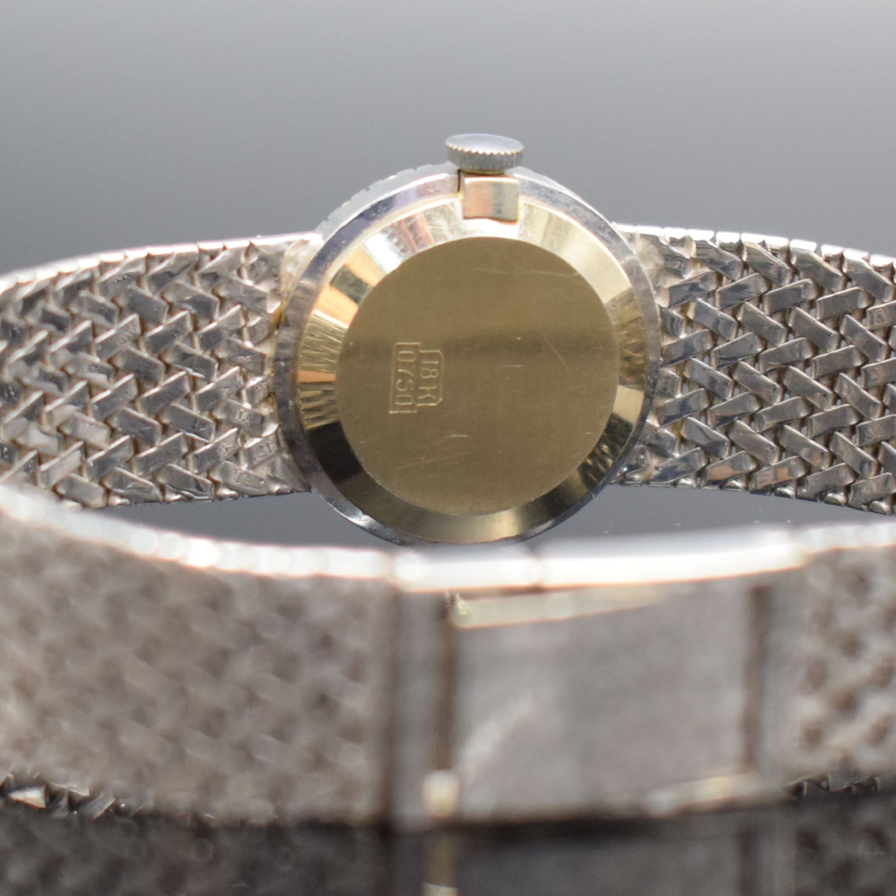 Detail d: CONSTANTIN GREY Damenarmbanduhr mit Diamantbesatz in WG 750/000, Schweiz um 1965, Handaufzug, Geh. an Weißgoldband 750/000, Boden aufgedr., blaues ...