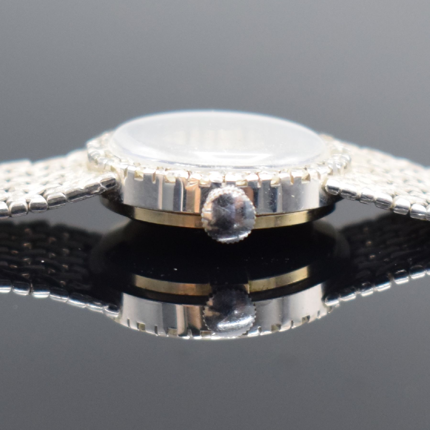 Detail e: CONSTANTIN GREY Damenarmbanduhr mit Diamantbesatz in WG 750/000, Schweiz um 1965, Handaufzug, Geh. an Weißgoldband 750/000, Boden aufgedr., blaues ...