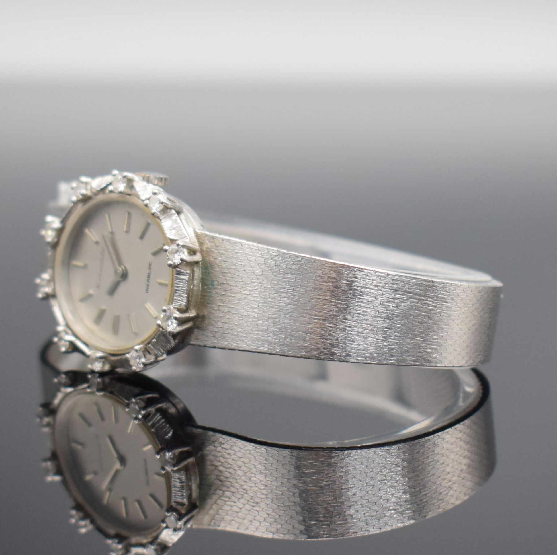 Detail d: KRANEFELD Damenarmbanduhr mit Diamantbesatz in WG 585/000, Schweiz um 1970, Handaufzug, Geh. an WG 585/000 Band, Boden aufgedr., silb. Zifferbl. m. ...