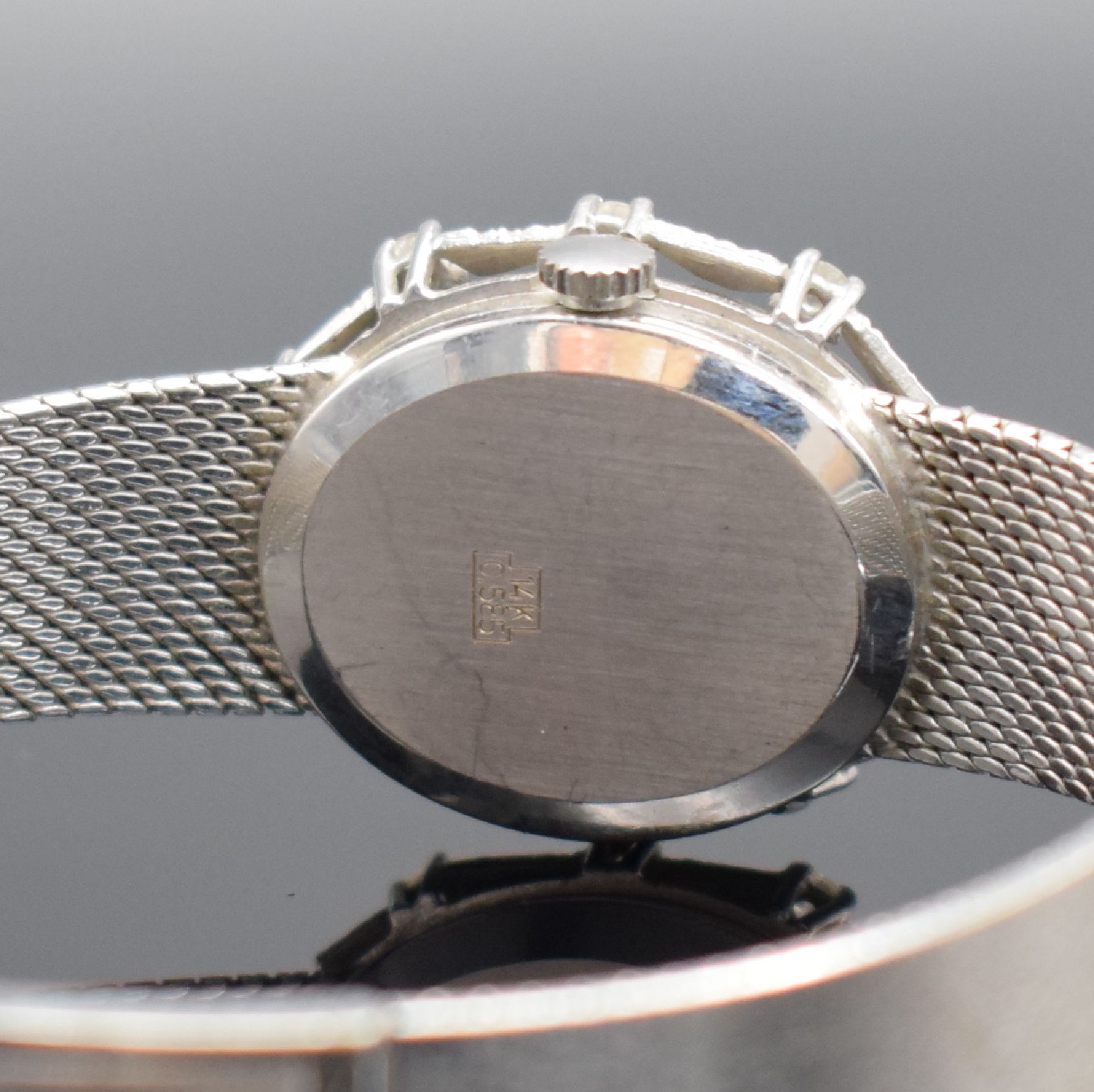 Detail e: KRANEFELD Damenarmbanduhr mit Diamantbesatz in WG 585/000, Schweiz um 1970, Handaufzug, Geh. an WG 585/000 Band, Boden aufgedr., silb. Zifferbl. m. ...