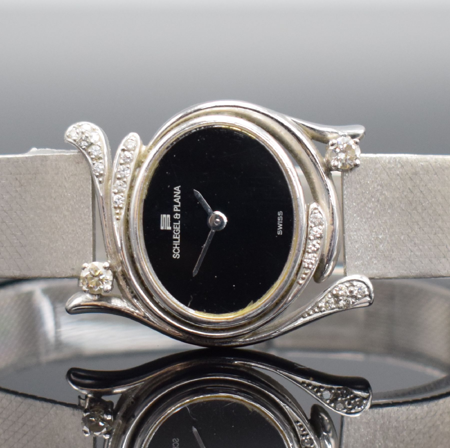 Detail a: SCHLEGEL & PLANA Damenarmbanduhr mit Diamanten in WG 750/000, Schweiz um 1970, Handaufzug, Boden aufgedr., Goldband in WG 750/000, schwarzes ...