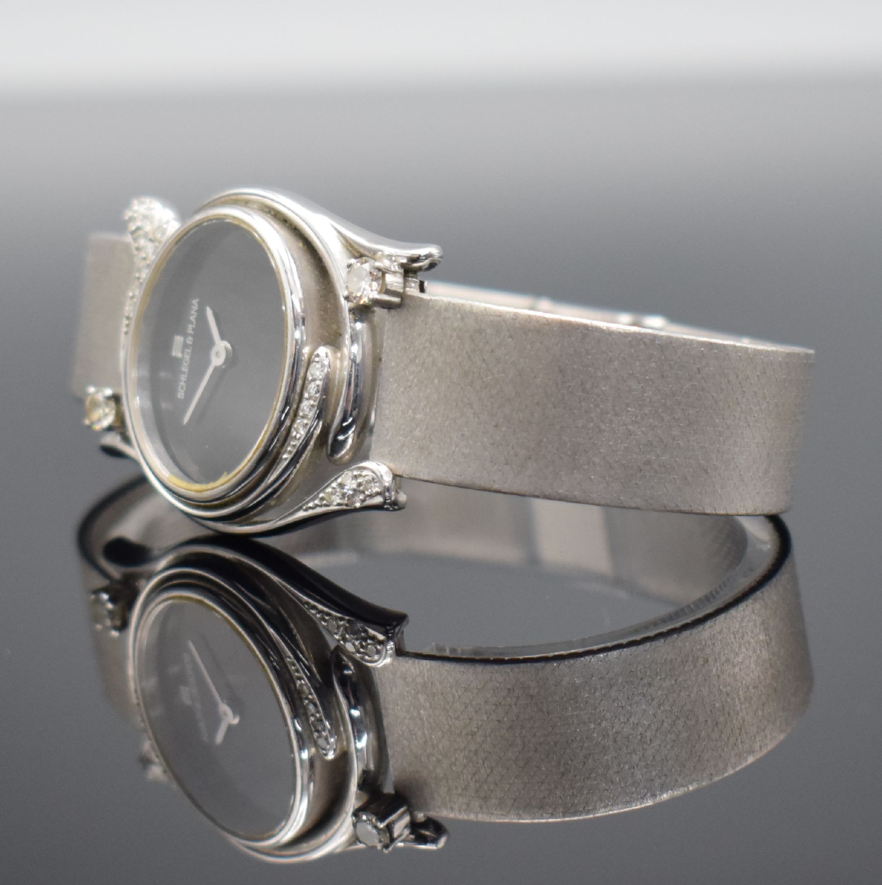 Detail d: SCHLEGEL & PLANA Damenarmbanduhr mit Diamanten in WG 750/000, Schweiz um 1970, Handaufzug, Boden aufgedr., Goldband in WG 750/000, schwarzes ...