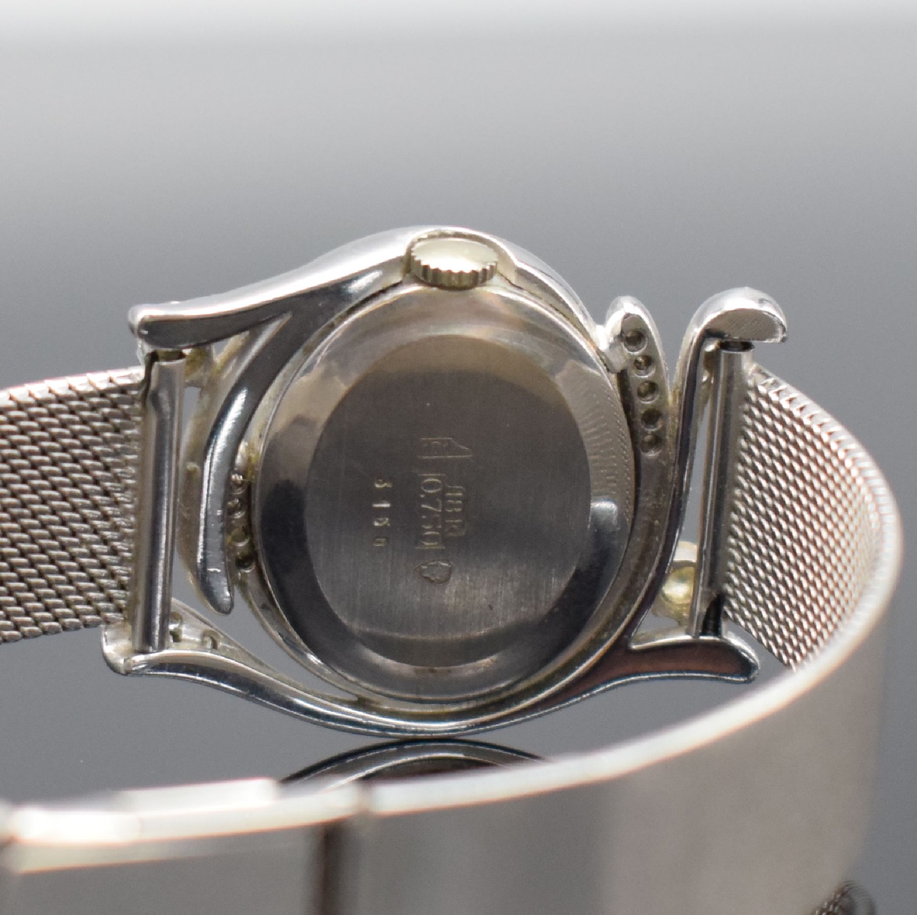 Detail e: SCHLEGEL & PLANA Damenarmbanduhr mit Diamanten in WG 750/000, Schweiz um 1970, Handaufzug, Boden aufgedr., Goldband in WG 750/000, schwarzes ...