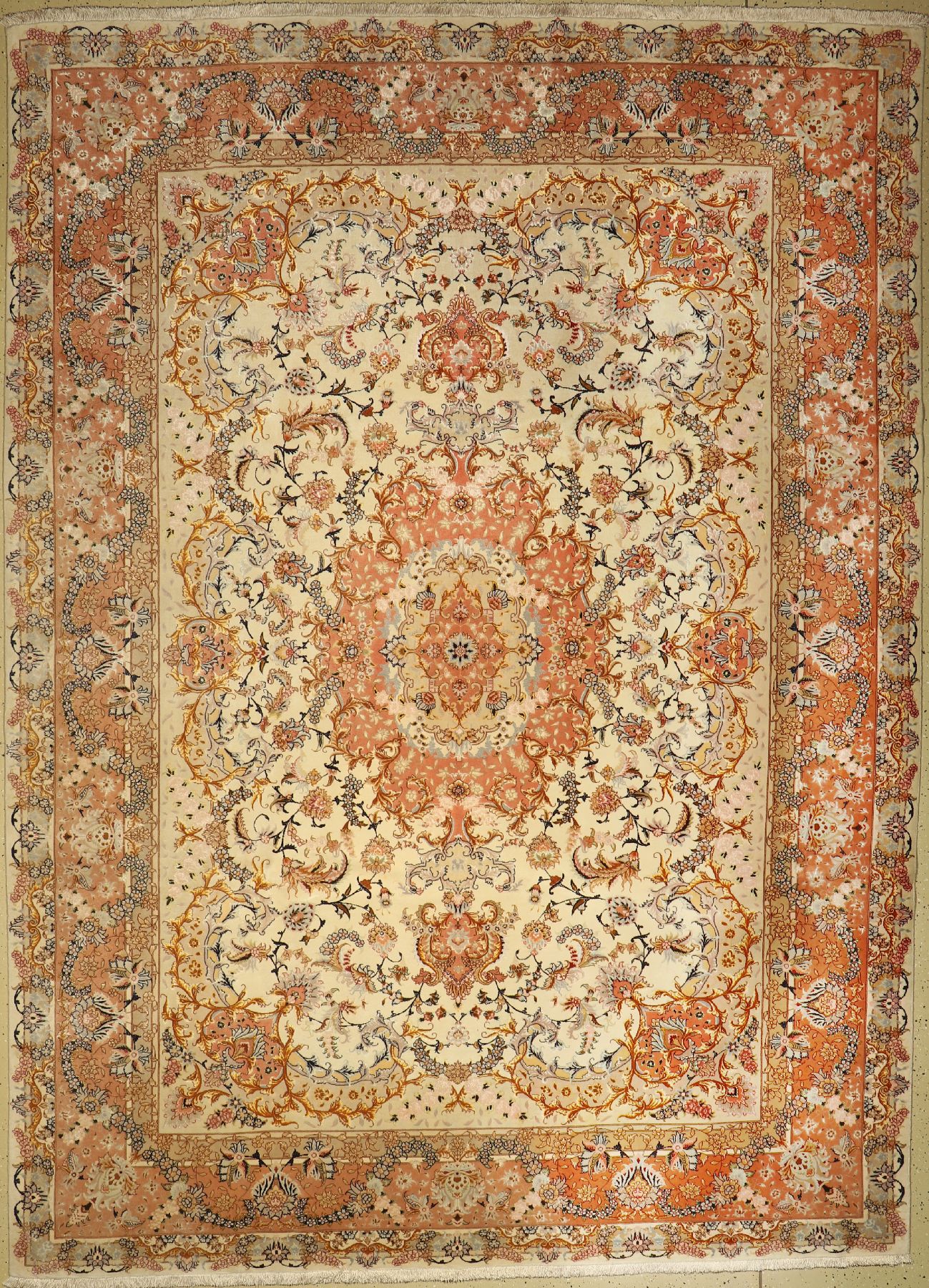 Täbriz fein, Persien, ca. 60 Jahre, Korkwolle mit und auf Seide, ca. 345 x 250 cm,EHZ: 2, (leicht verblasst und fleckig).