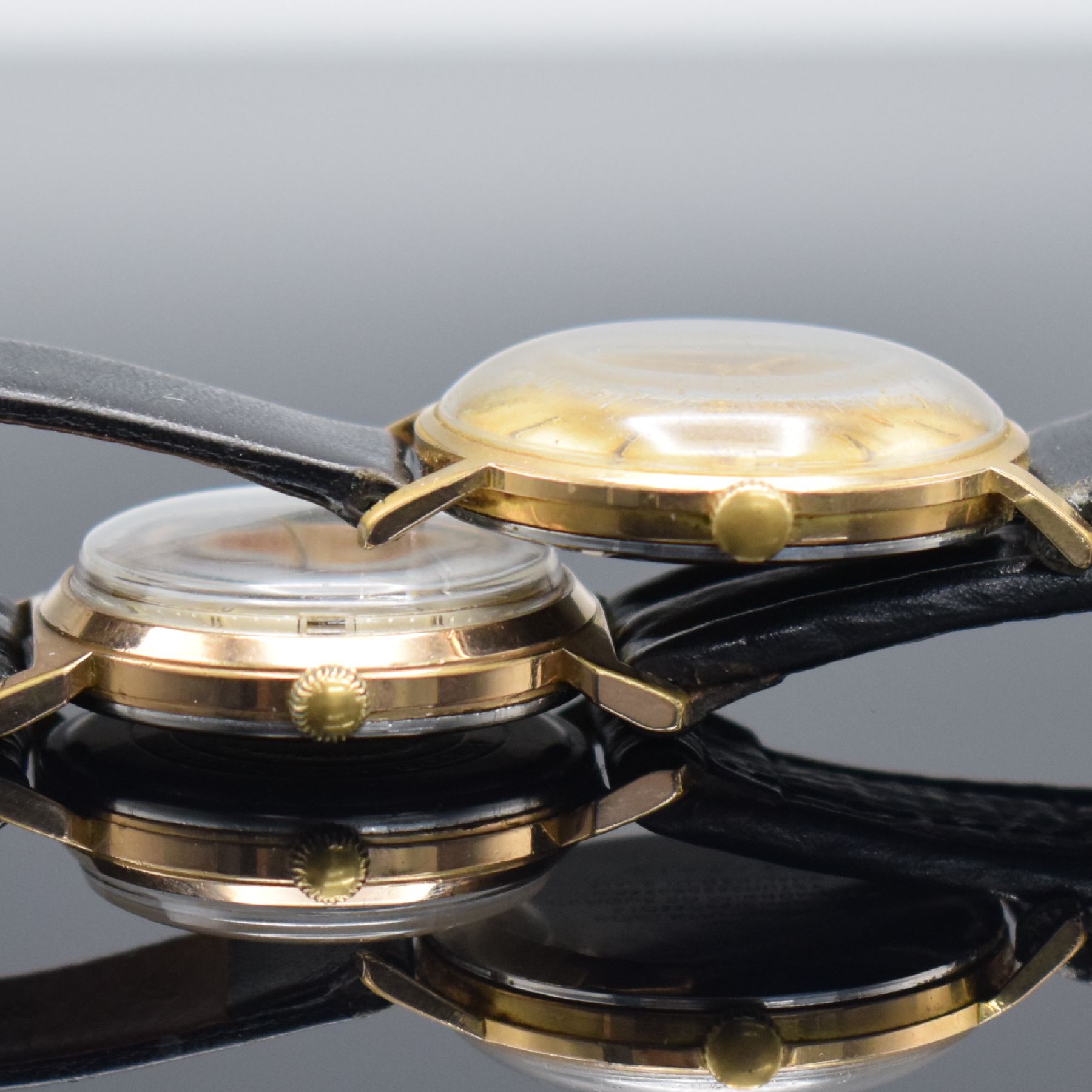 Detail d: GLASHÜTTE 2 vergoldete Armbanduhren, Deutschland um 1960-1970, Handaufzug, Böden gedr., 1.) silb. Zifferbl. m. gold. Ind. & Zeigern rest., Datum b. ...