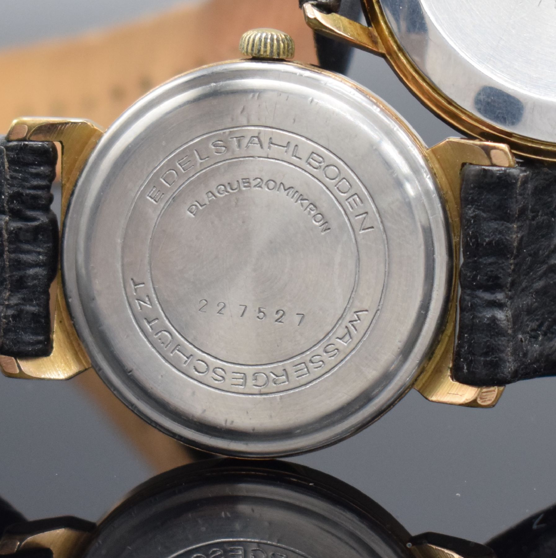 Detail e: GLASHÜTTE 2 vergoldete Armbanduhren, Deutschland um 1960-1970, Handaufzug, Böden gedr., 1.) silb. Zifferbl. m. gold. Ind. & Zeigern rest., Datum b. ...