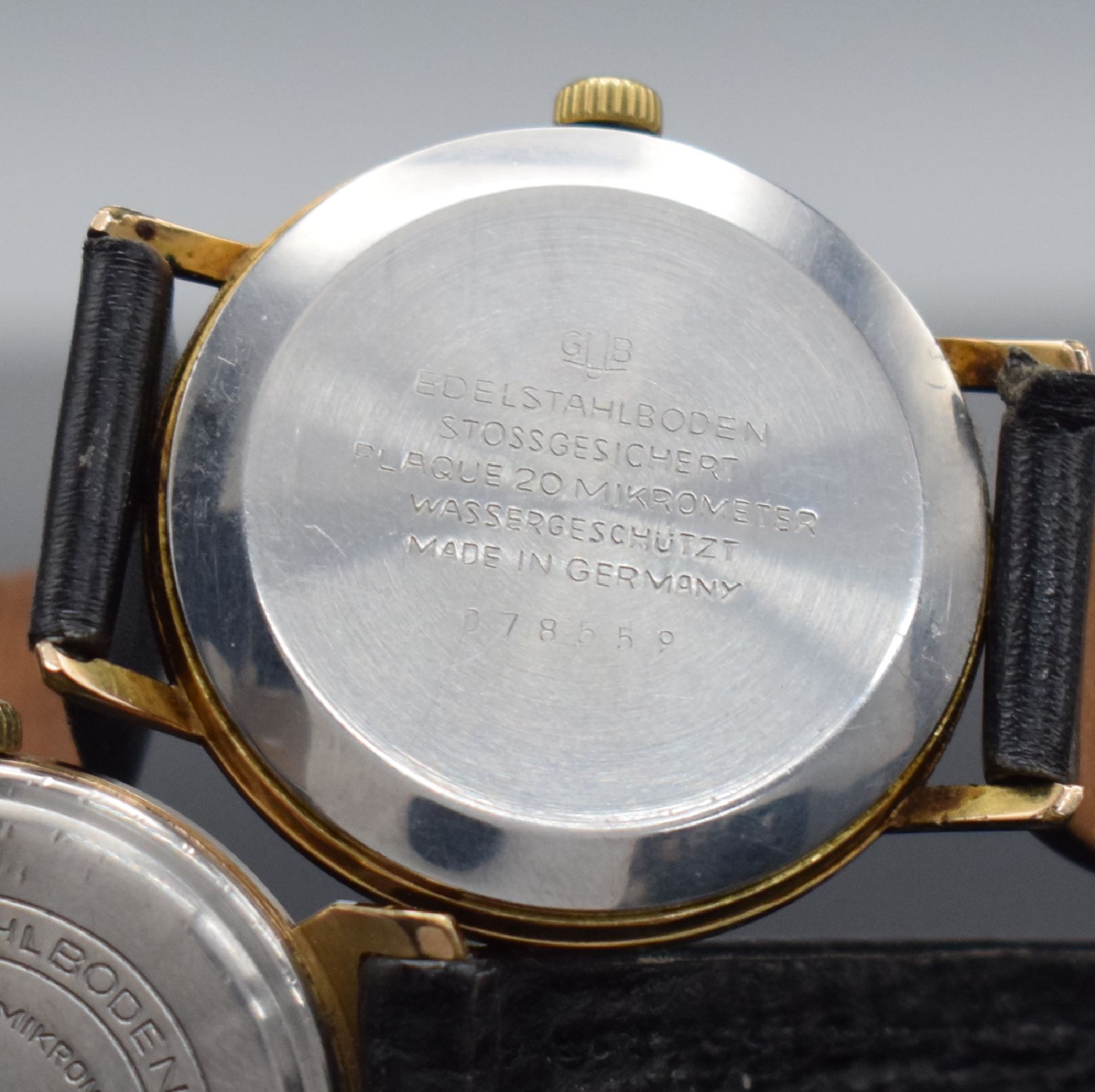 Detail f: GLASHÜTTE 2 vergoldete Armbanduhren, Deutschland um 1960-1970, Handaufzug, Böden gedr., 1.) silb. Zifferbl. m. gold. Ind. & Zeigern rest., Datum b. ...