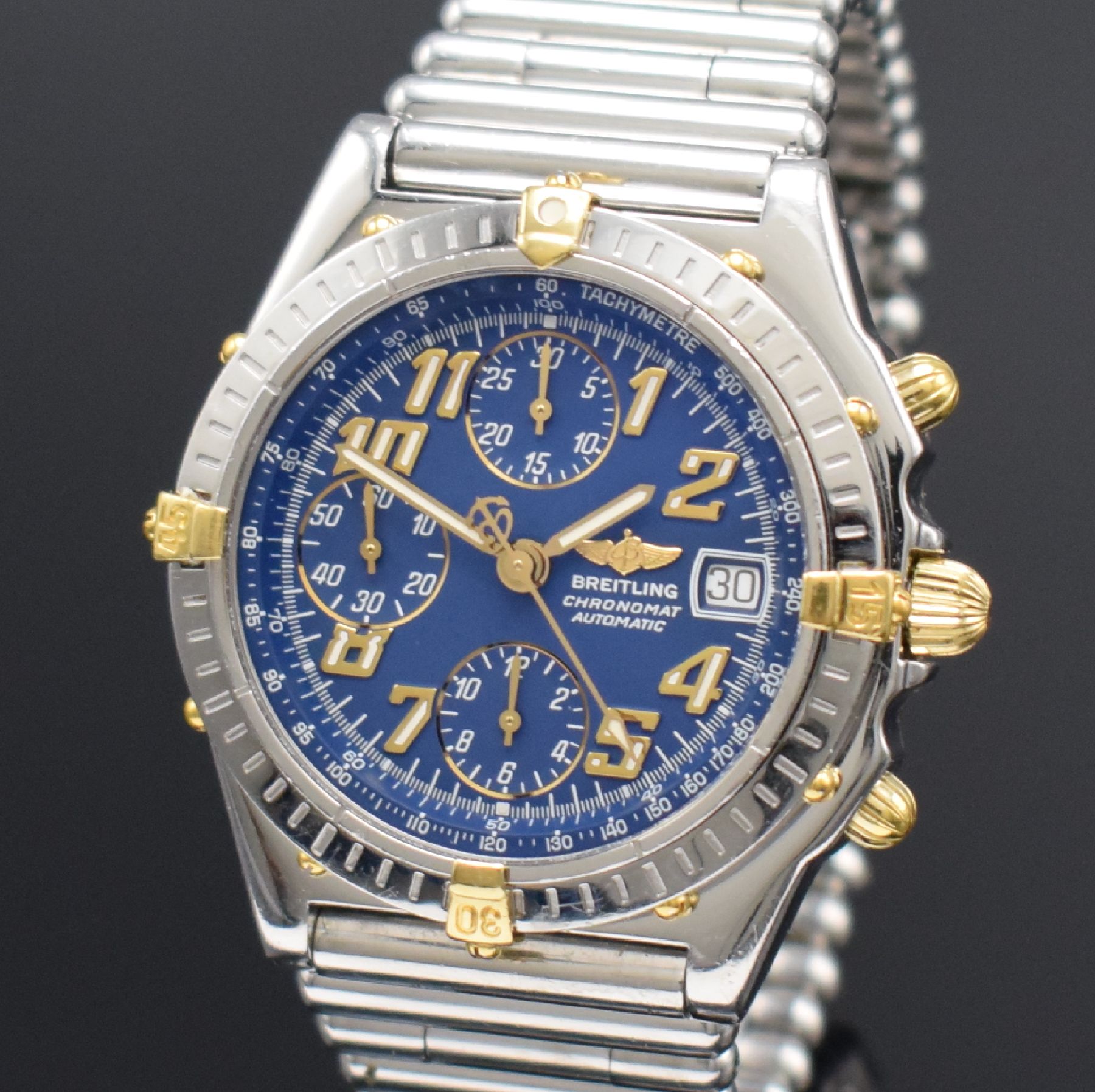 Detail a: BREITLING Chronomat Herrenarmbanduhr mit Chronograph Referenz B13050.1, Schweiz um 1999, Automatik, verschr. Gehäuse in Edelstahl/Gold, eins. rast. ...