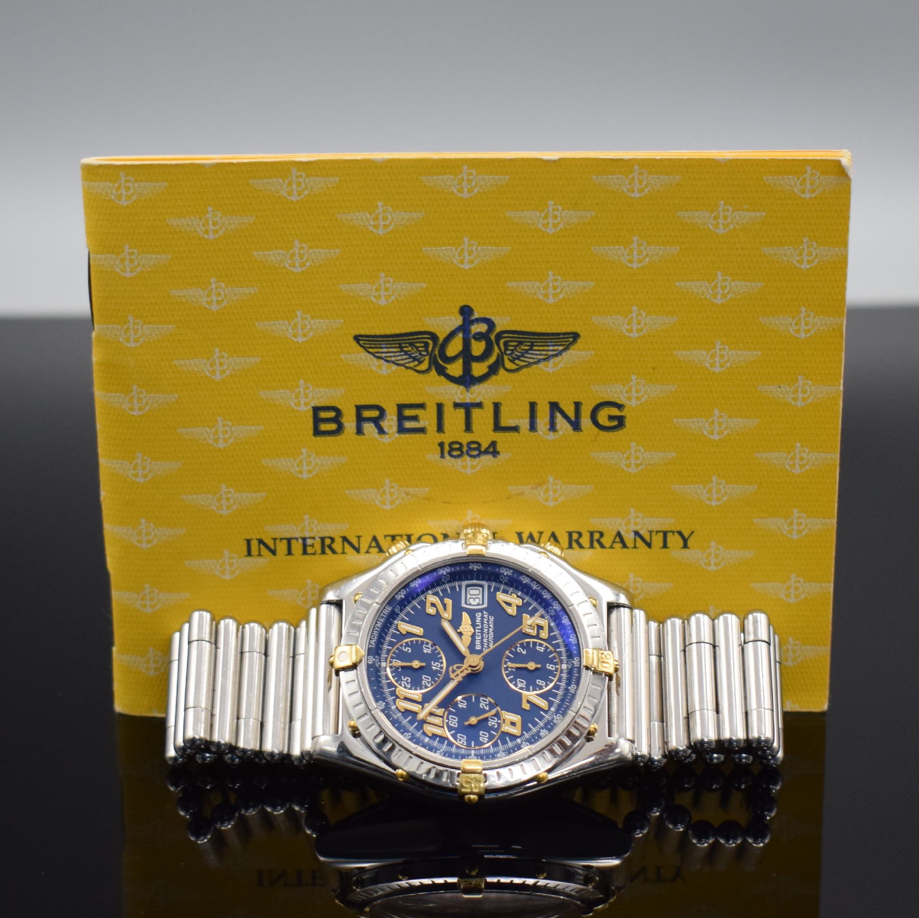 Detail d: BREITLING Chronomat Herrenarmbanduhr mit Chronograph Referenz B13050.1, Schweiz um 1999, Automatik, verschr. Gehäuse in Edelstahl/Gold, eins. rast. ...