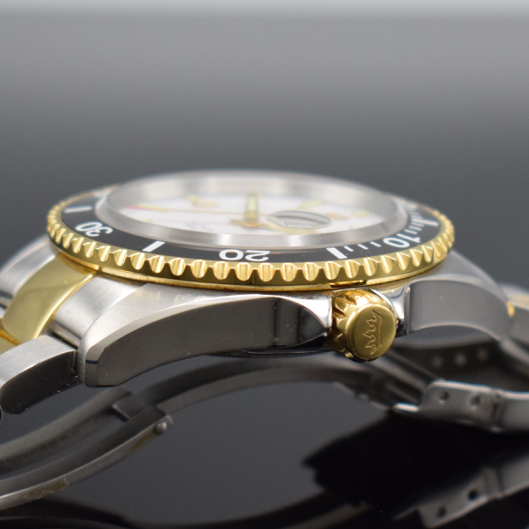 Detail e: DELMA Herrenarmbanduhr Santiago Bicolor Ceramic, Automatik, Schweiz um 2018, z. T. verg. Edelstahlgeh. inkl. Gliederband, beids. vergl., Boden & ...