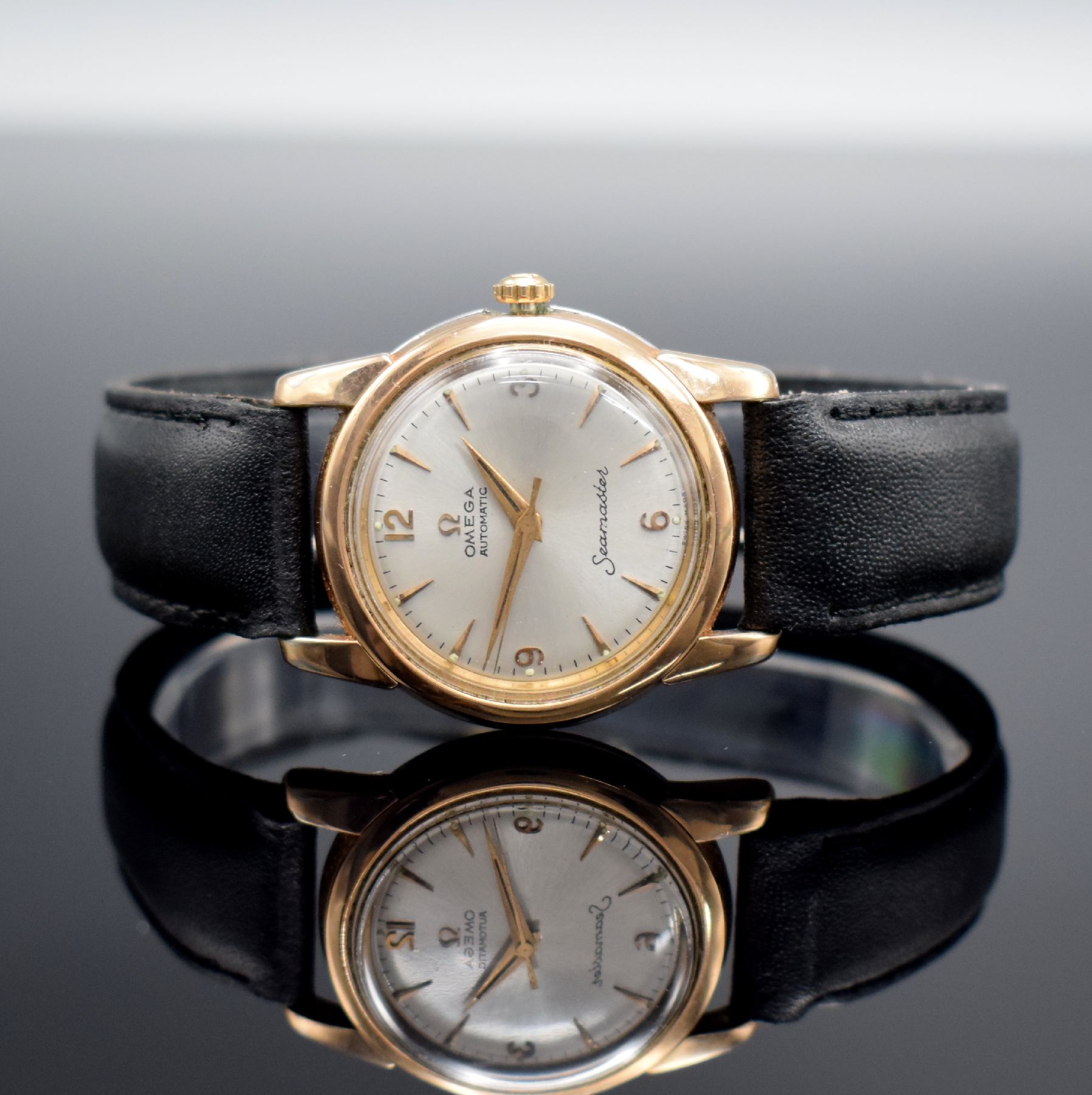 OMEGA Seamaster Armbanduhr, Schweiz um 1956, Automatik, Ref. 2828-10 SC, Edelstahl m. Goldhaube, Boden aufgedr., silb. Zifferbl. m. gold. Ind. & ...