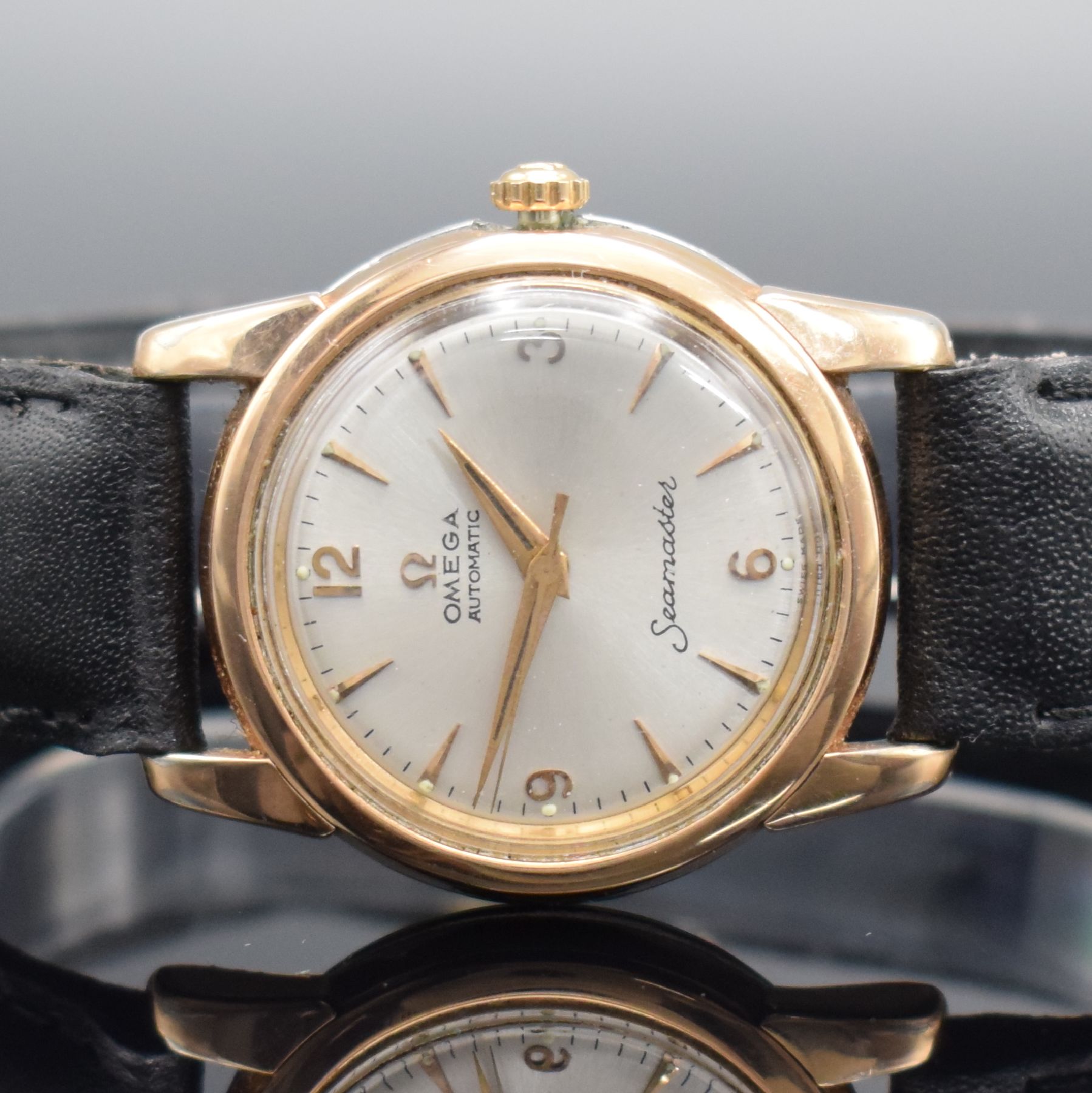 Detail a: OMEGA Seamaster Armbanduhr, Schweiz um 1956, Automatik, Ref. 2828-10 SC, Edelstahl m. Goldhaube, Boden aufgedr., silb. Zifferbl. m. gold. Ind. & ...