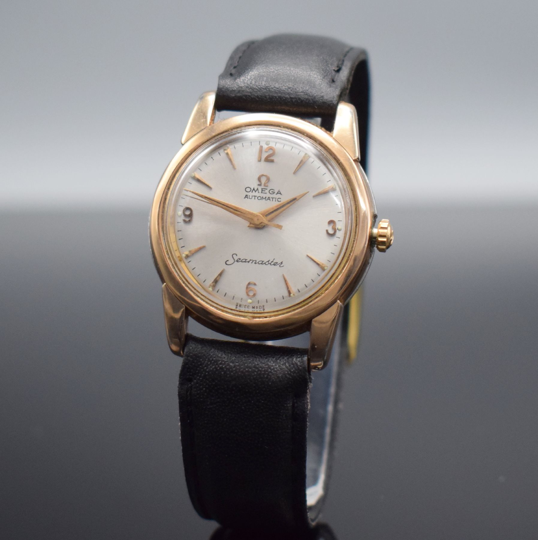 Detail b: OMEGA Seamaster Armbanduhr, Schweiz um 1956, Automatik, Ref. 2828-10 SC, Edelstahl m. Goldhaube, Boden aufgedr., silb. Zifferbl. m. gold. Ind. & ...