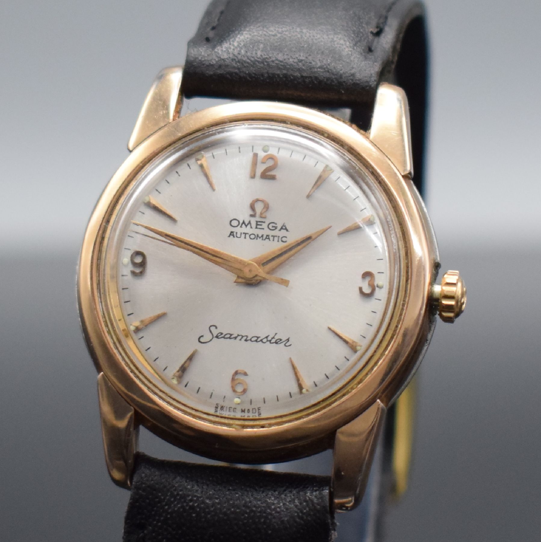 Detail c: OMEGA Seamaster Armbanduhr, Schweiz um 1956, Automatik, Ref. 2828-10 SC, Edelstahl m. Goldhaube, Boden aufgedr., silb. Zifferbl. m. gold. Ind. & ...