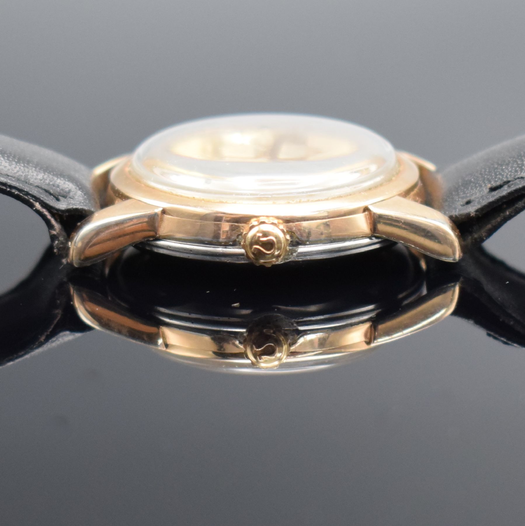 Detail d: OMEGA Seamaster Armbanduhr, Schweiz um 1956, Automatik, Ref. 2828-10 SC, Edelstahl m. Goldhaube, Boden aufgedr., silb. Zifferbl. m. gold. Ind. & ...