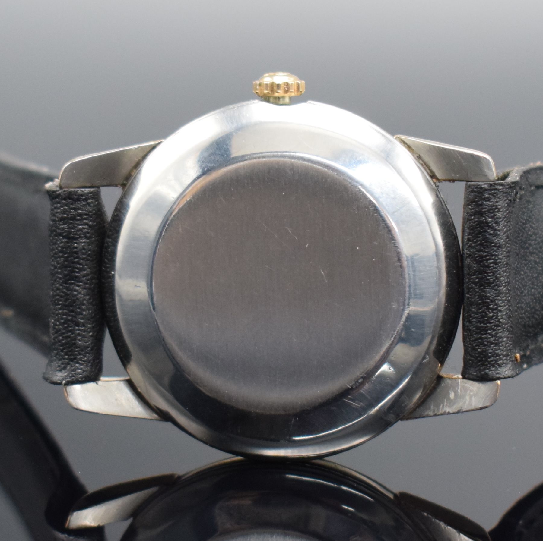 Detail e: OMEGA Seamaster Armbanduhr, Schweiz um 1956, Automatik, Ref. 2828-10 SC, Edelstahl m. Goldhaube, Boden aufgedr., silb. Zifferbl. m. gold. Ind. & ...