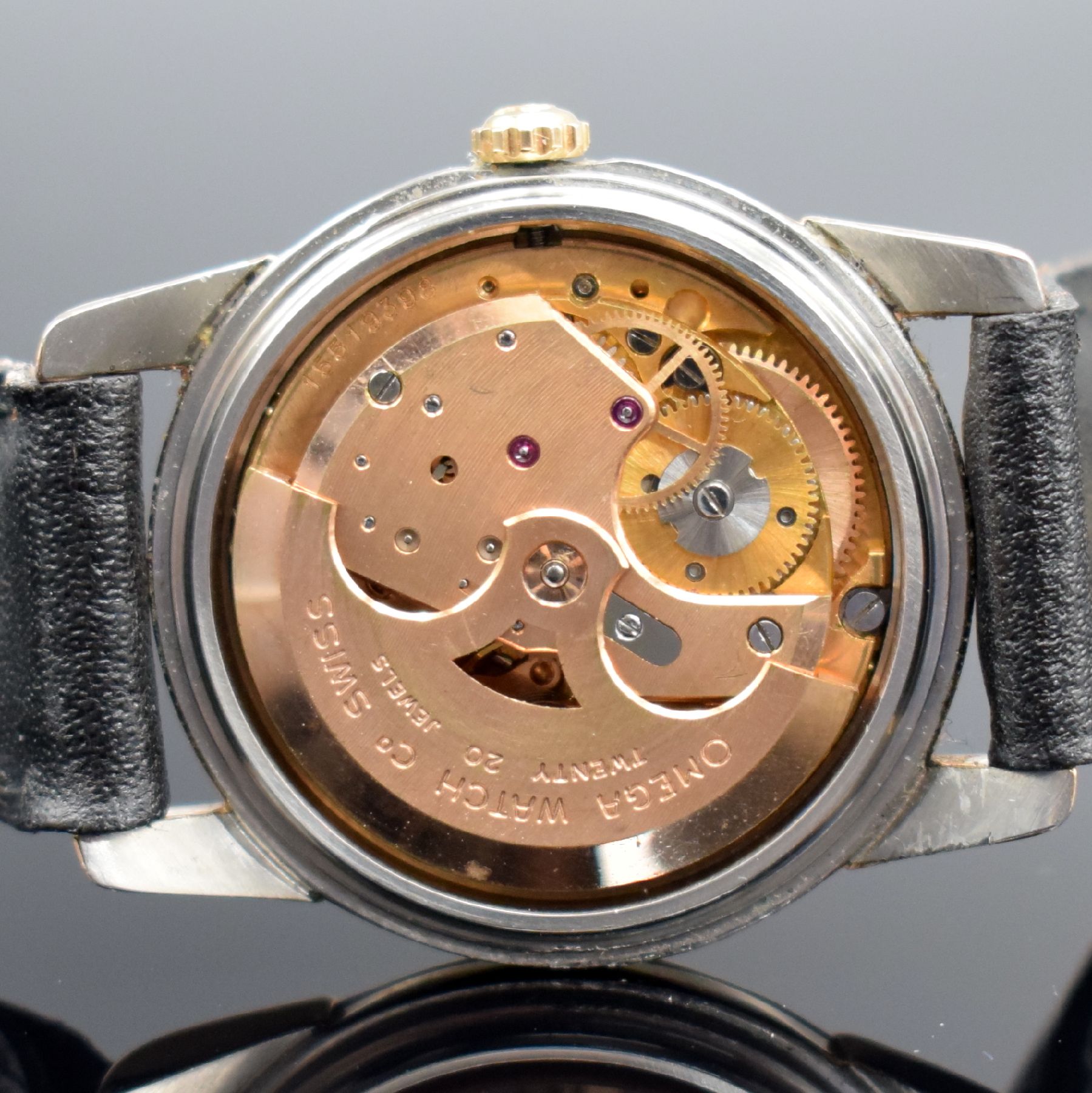 Detail g: OMEGA Seamaster Armbanduhr, Schweiz um 1956, Automatik, Ref. 2828-10 SC, Edelstahl m. Goldhaube, Boden aufgedr., silb. Zifferbl. m. gold. Ind. & ...