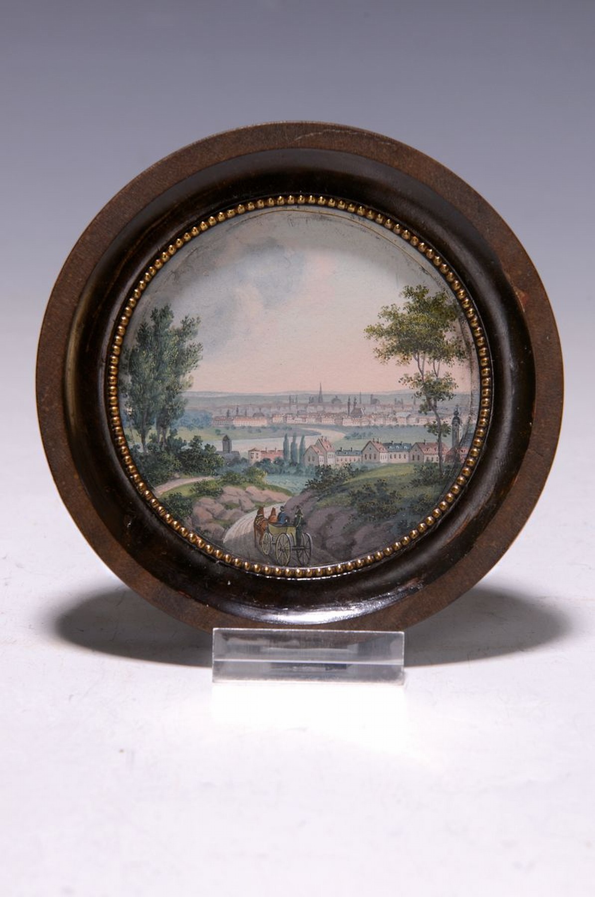 Detail k: Miniaturmalerei, deutsch, um 1900, Kutsche mit zwei Personen fährt auf eine Stadt zu, Gouache auf Papier, rund, D. ca. 7.5cm, u.Gl., R. ca. 11cm