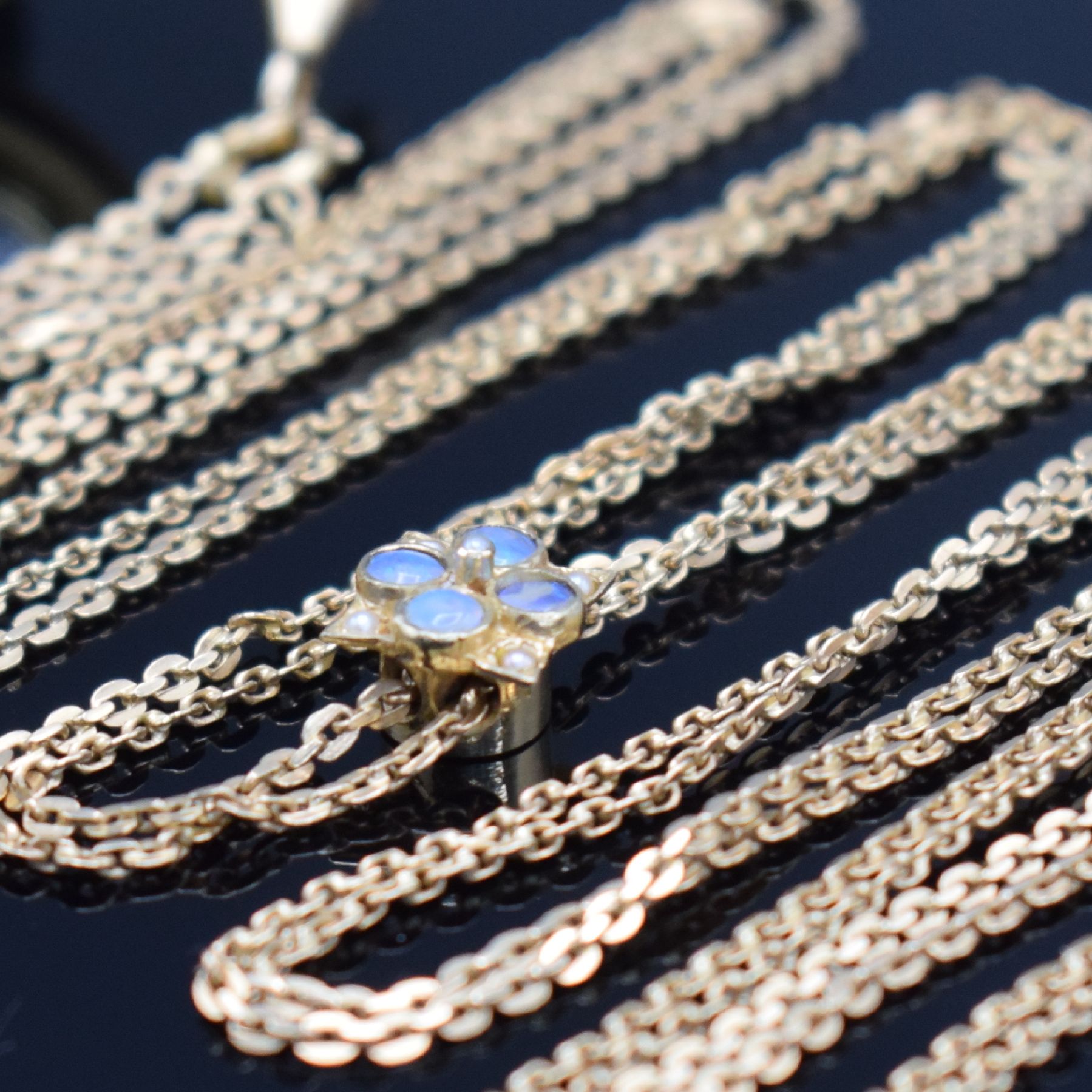 Detail d: CHOPARD Damensavonette in GG 750/000 mit Kette in RoseG 585/000, Schweiz um 1985, Ref. 3015, Kette um 1900, 2-teil. Gehäuse mit Münzrand, ...