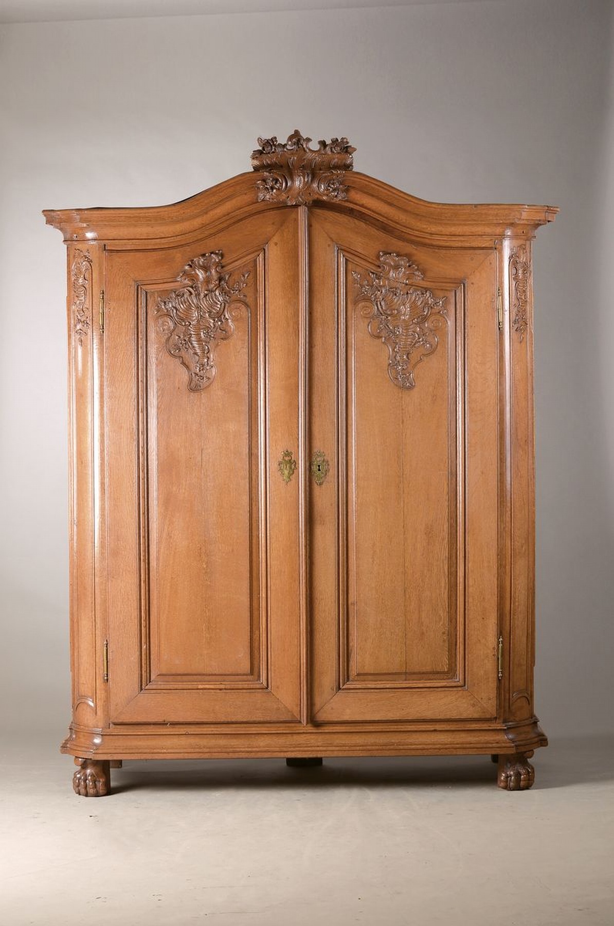 Kleiderschrank, wohl Raum Aachen oder Raum Oberbergisch, um 1780/1800, Eiche massiv, Rocaillenschniztereien, 1 Schlüssel, Rückwand ergänzt, ca. ...