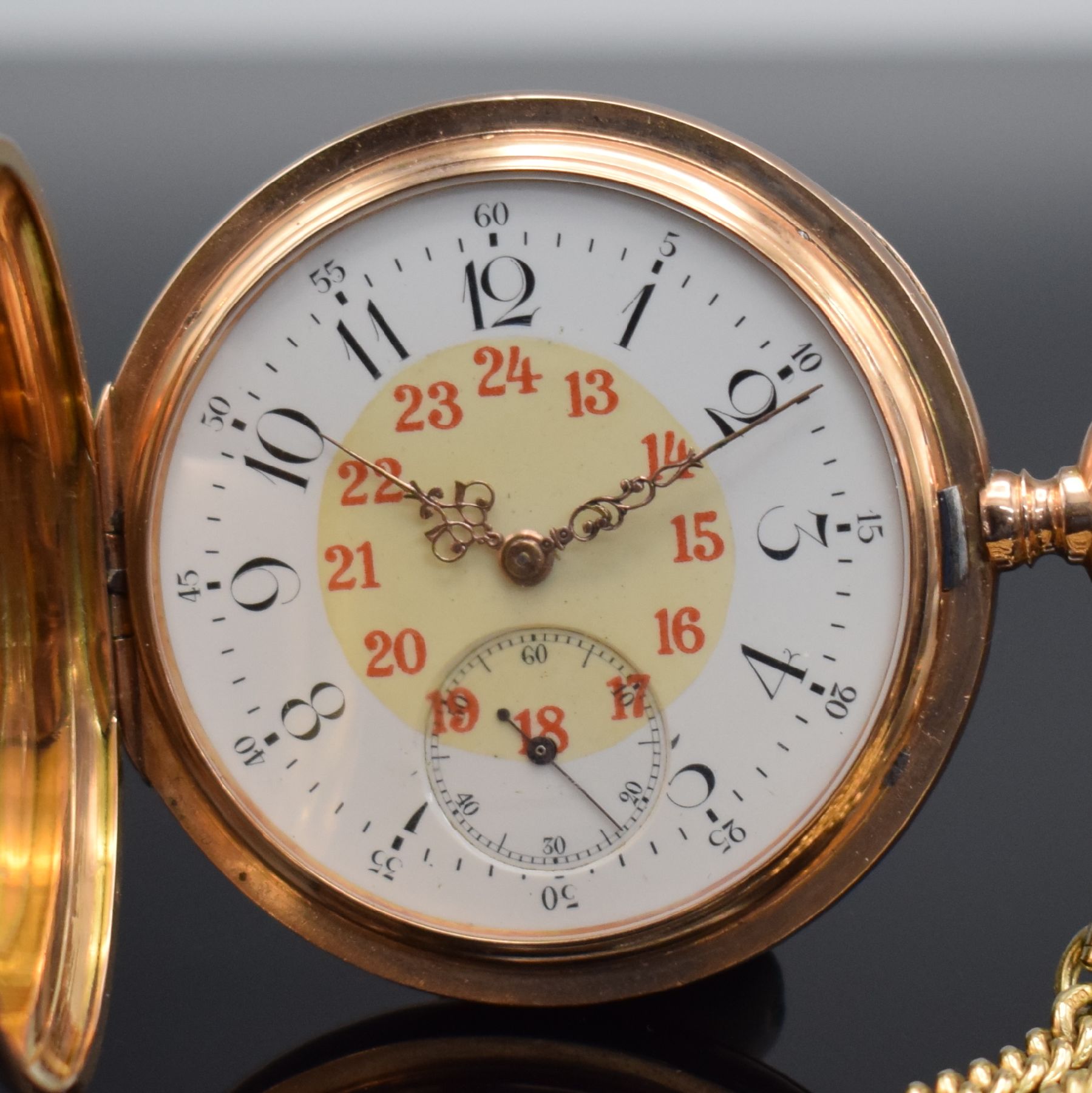 Detail a: Schwere Savonette in RoséG 585/000 mit Kette in GG 585/000, Schweiz um 1900, 3-Deckel- Goldgeh., guill. Sprung-& Rückdeckel, Emailzifferbl. m. ...