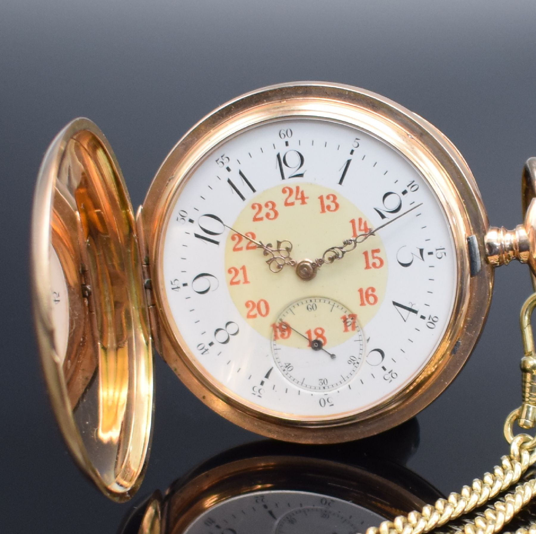 Detail c: Schwere Savonette in RoséG 585/000 mit Kette in GG 585/000, Schweiz um 1900, 3-Deckel- Goldgeh., guill. Sprung-& Rückdeckel, Emailzifferbl. m. ...