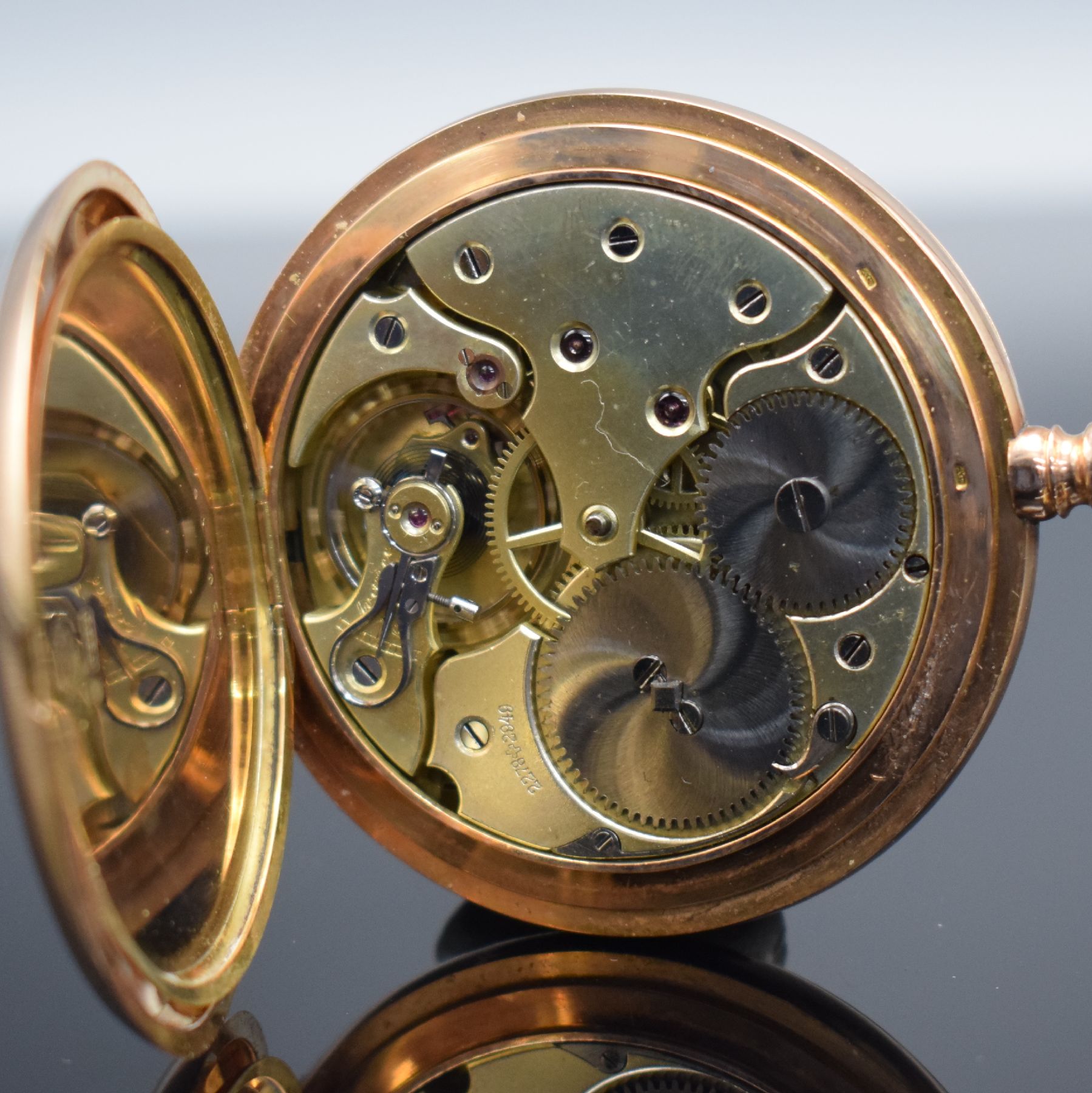 Detail g: Schwere Savonette in RoséG 585/000 mit Kette in GG 585/000, Schweiz um 1900, 3-Deckel- Goldgeh., guill. Sprung-& Rückdeckel, Emailzifferbl. m. ...