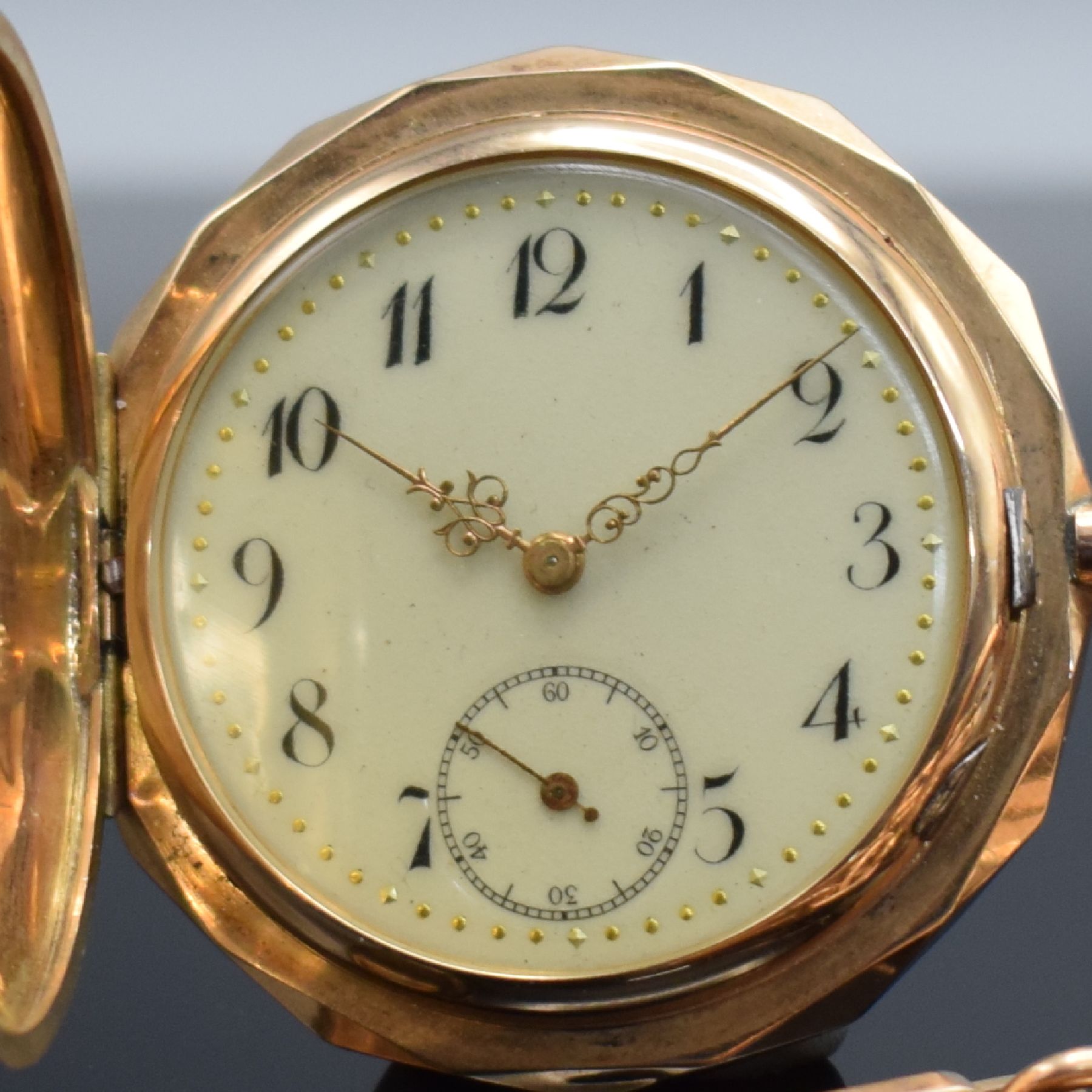 Detail a: Herrensavonette in RoséG 585/000 mit Kette in RoséG 585/000, Schweiz um 1900, guill. 2- Deckel Goldgeh. l. dell., Sprungdeckel m. Monogrammspiegel, ...