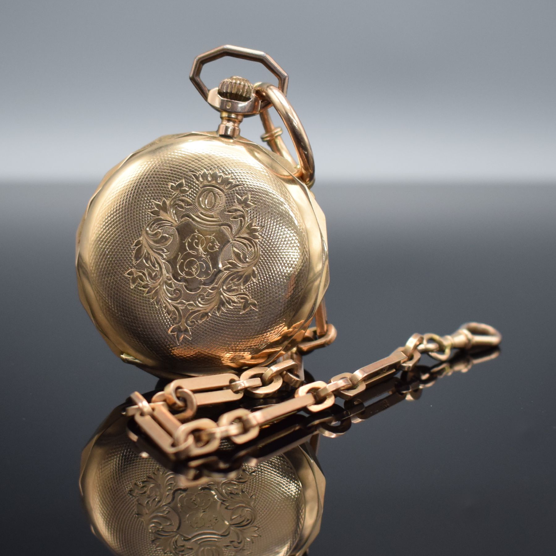 Detail c: Herrensavonette in RoséG 585/000 mit Kette in RoséG 585/000, Schweiz um 1900, guill. 2- Deckel Goldgeh. l. dell., Sprungdeckel m. Monogrammspiegel, ...