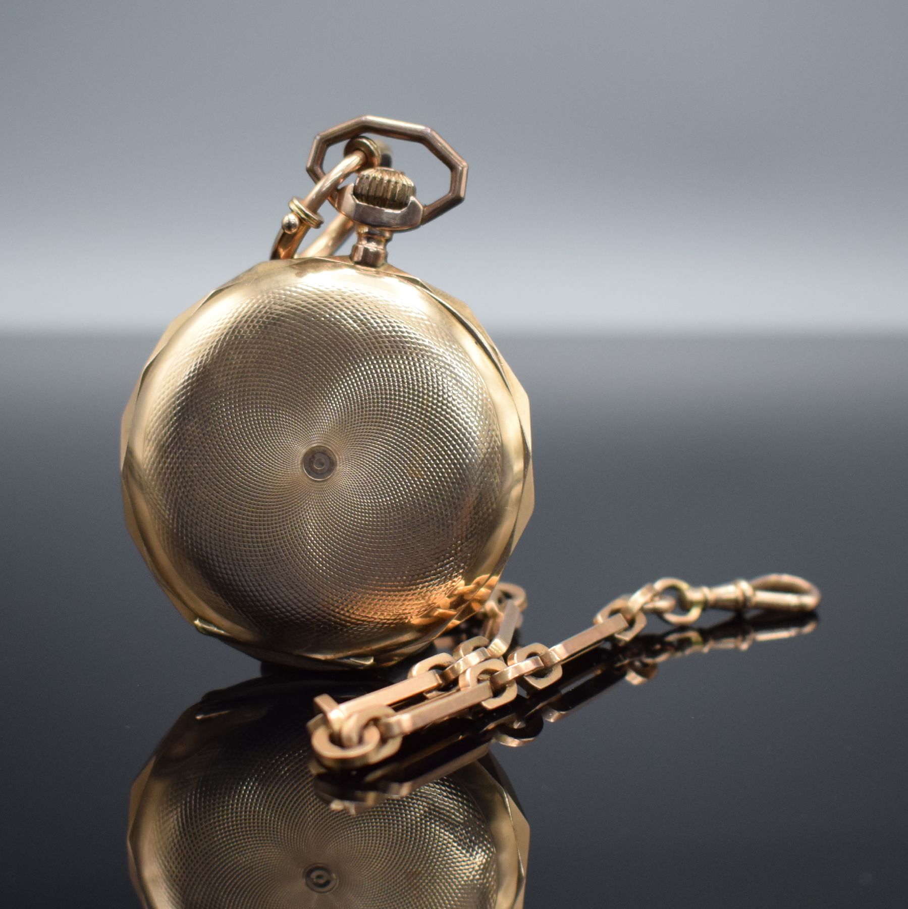 Detail d: Herrensavonette in RoséG 585/000 mit Kette in RoséG 585/000, Schweiz um 1900, guill. 2- Deckel Goldgeh. l. dell., Sprungdeckel m. Monogrammspiegel, ...