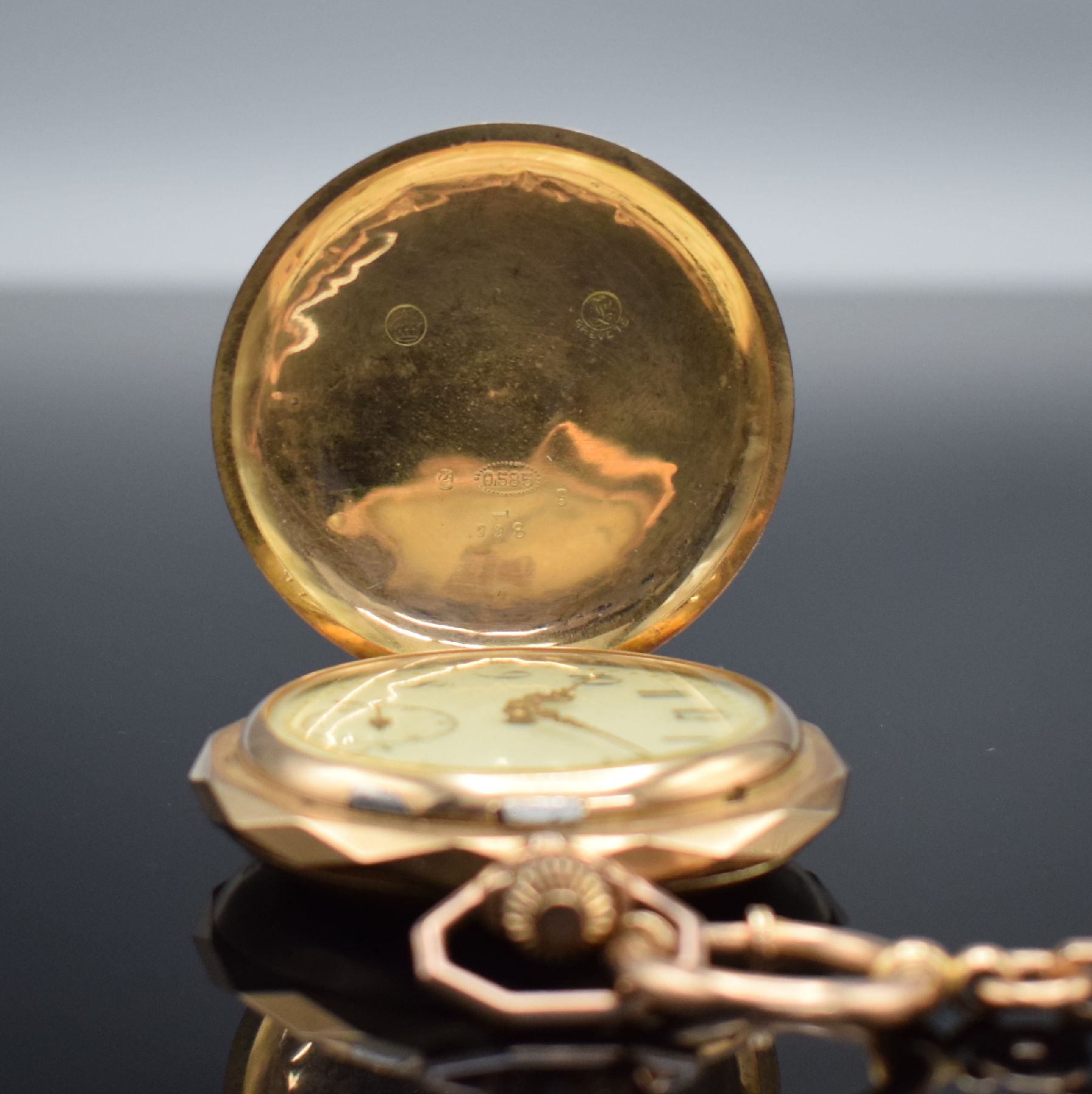 Detail e: Herrensavonette in RoséG 585/000 mit Kette in RoséG 585/000, Schweiz um 1900, guill. 2- Deckel Goldgeh. l. dell., Sprungdeckel m. Monogrammspiegel, ...