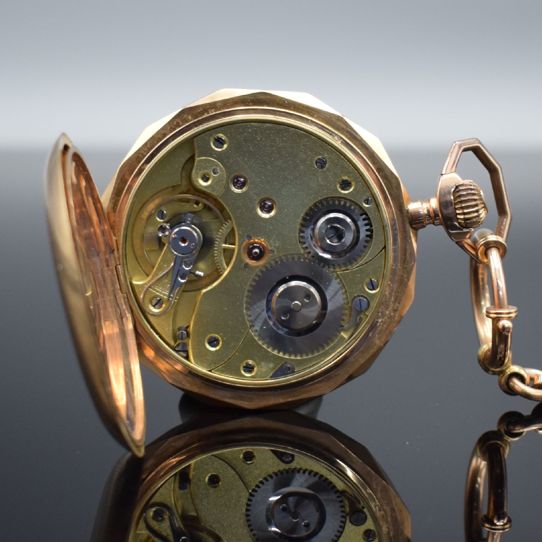 Detail f: Herrensavonette in RoséG 585/000 mit Kette in RoséG 585/000, Schweiz um 1900, guill. 2- Deckel Goldgeh. l. dell., Sprungdeckel m. Monogrammspiegel, ...