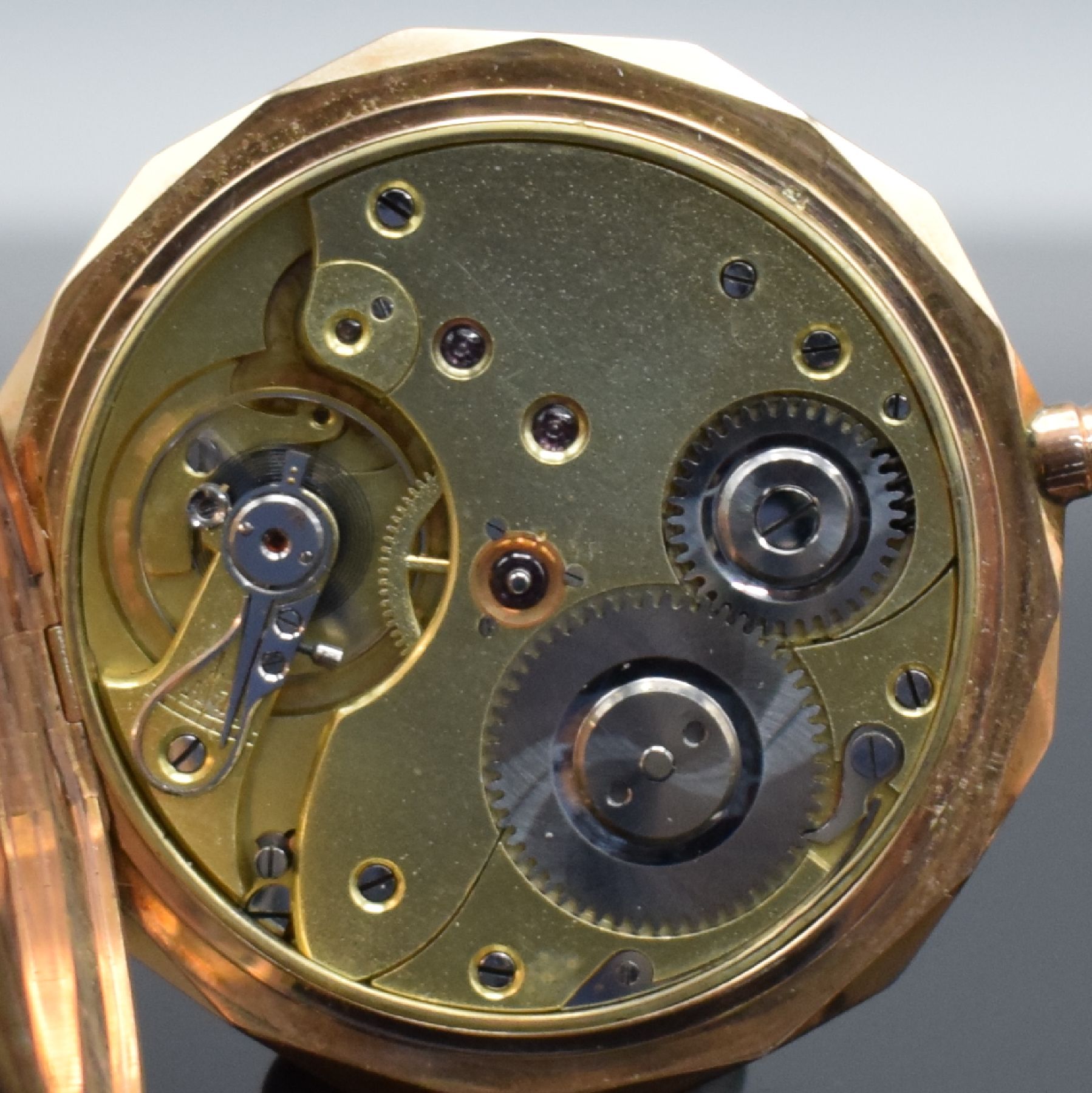 Detail g: Herrensavonette in RoséG 585/000 mit Kette in RoséG 585/000, Schweiz um 1900, guill. 2- Deckel Goldgeh. l. dell., Sprungdeckel m. Monogrammspiegel, ...
