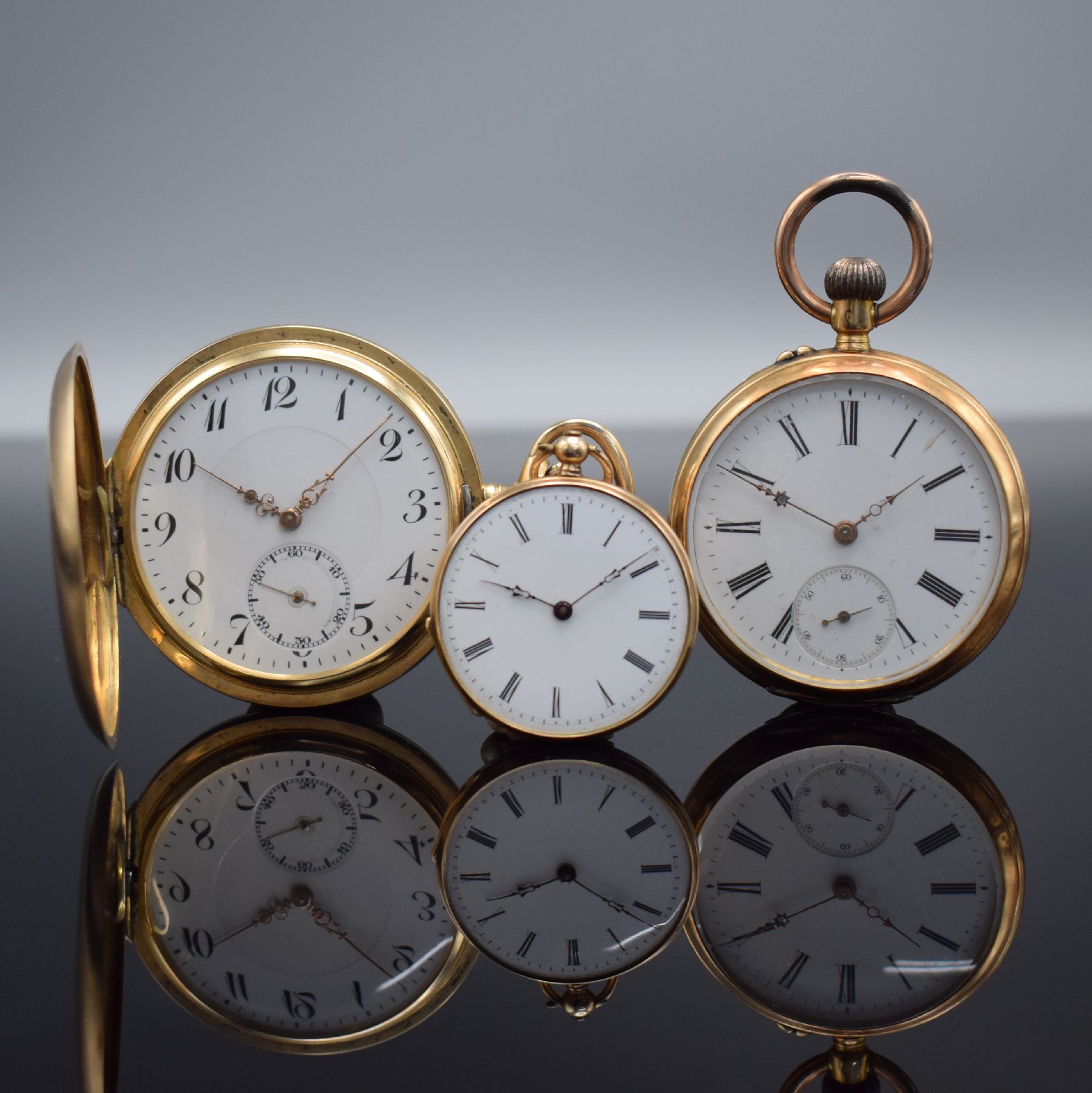 2 offene Taschenuhren & 1 Savonette in GG 585/000, Schweiz um 1870-1900, Kronen- & Schlüsselaufzug, Geh. alle dell., alle Metallcuvette, 2 x guill. ...