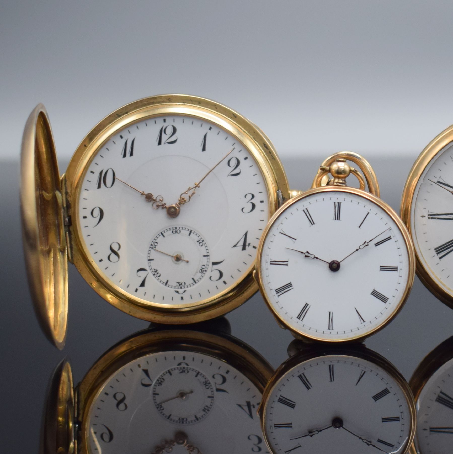 Detail a: 2 offene Taschenuhren & 1 Savonette in GG 585/000, Schweiz um 1870-1900, Kronen- & Schlüsselaufzug, Geh. alle dell., alle Metallcuvette, 2 x guill. ...