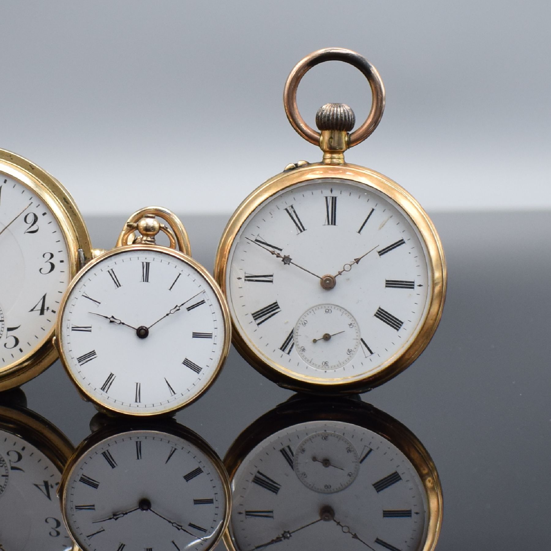 Detail b: 2 offene Taschenuhren & 1 Savonette in GG 585/000, Schweiz um 1870-1900, Kronen- & Schlüsselaufzug, Geh. alle dell., alle Metallcuvette, 2 x guill. ...