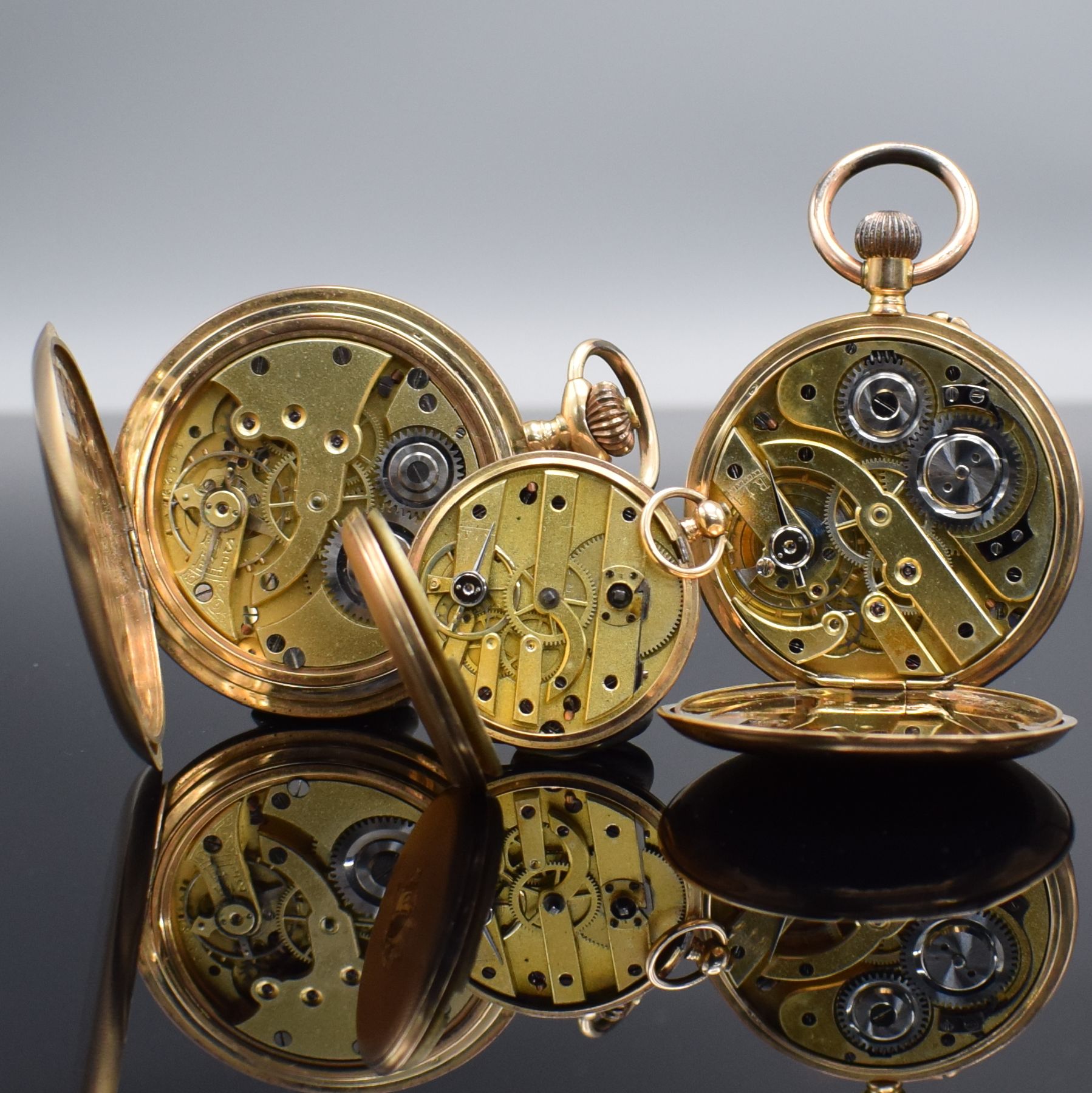 Detail d: 2 offene Taschenuhren & 1 Savonette in GG 585/000, Schweiz um 1870-1900, Kronen- & Schlüsselaufzug, Geh. alle dell., alle Metallcuvette, 2 x guill. ...